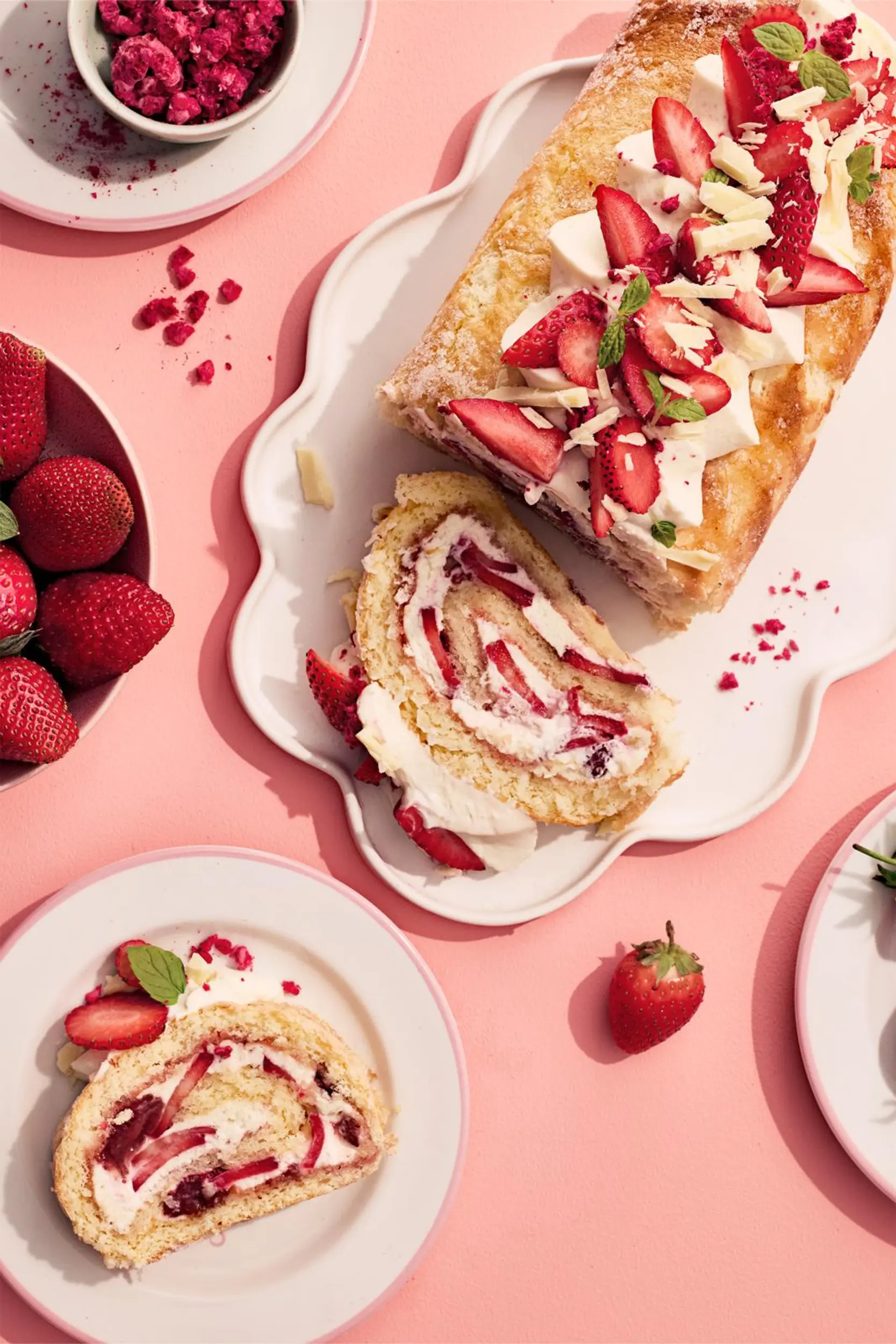 Mansikka-valkosuklaakääretorttu