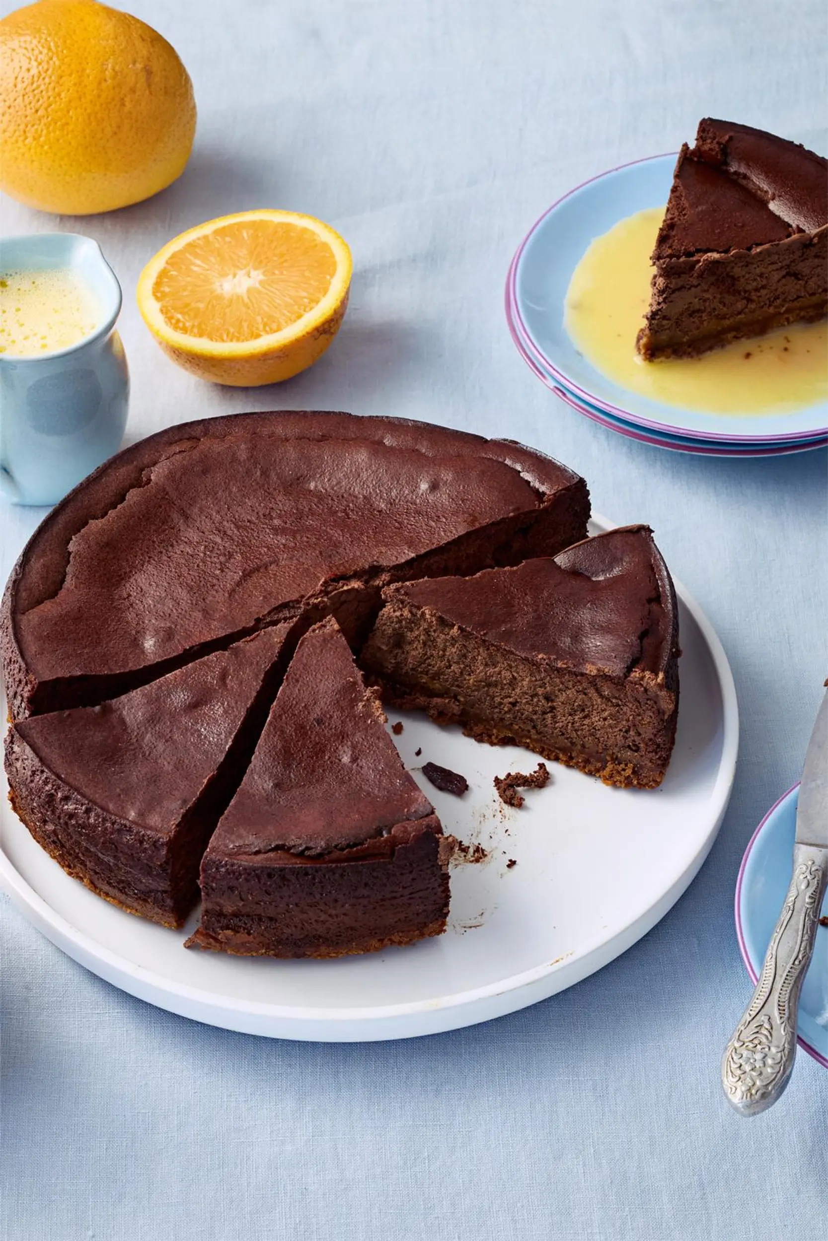 Amerikkalainen suklaajuustokakku ja appelsiinikastike