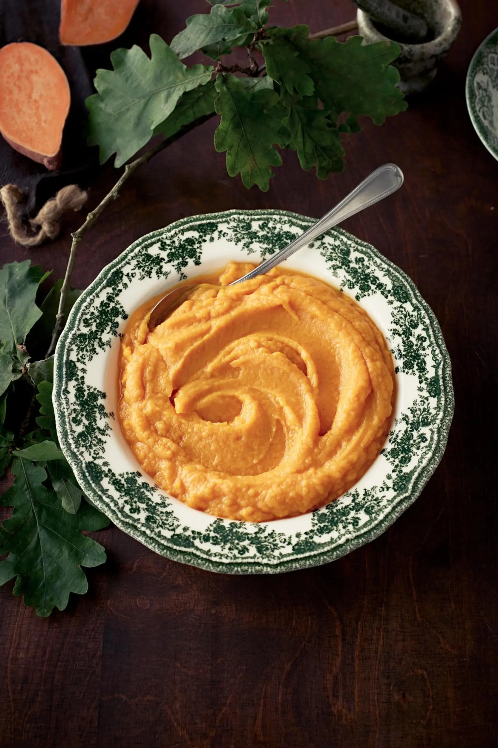 Bataattimuusi kuvioidulla lautasella