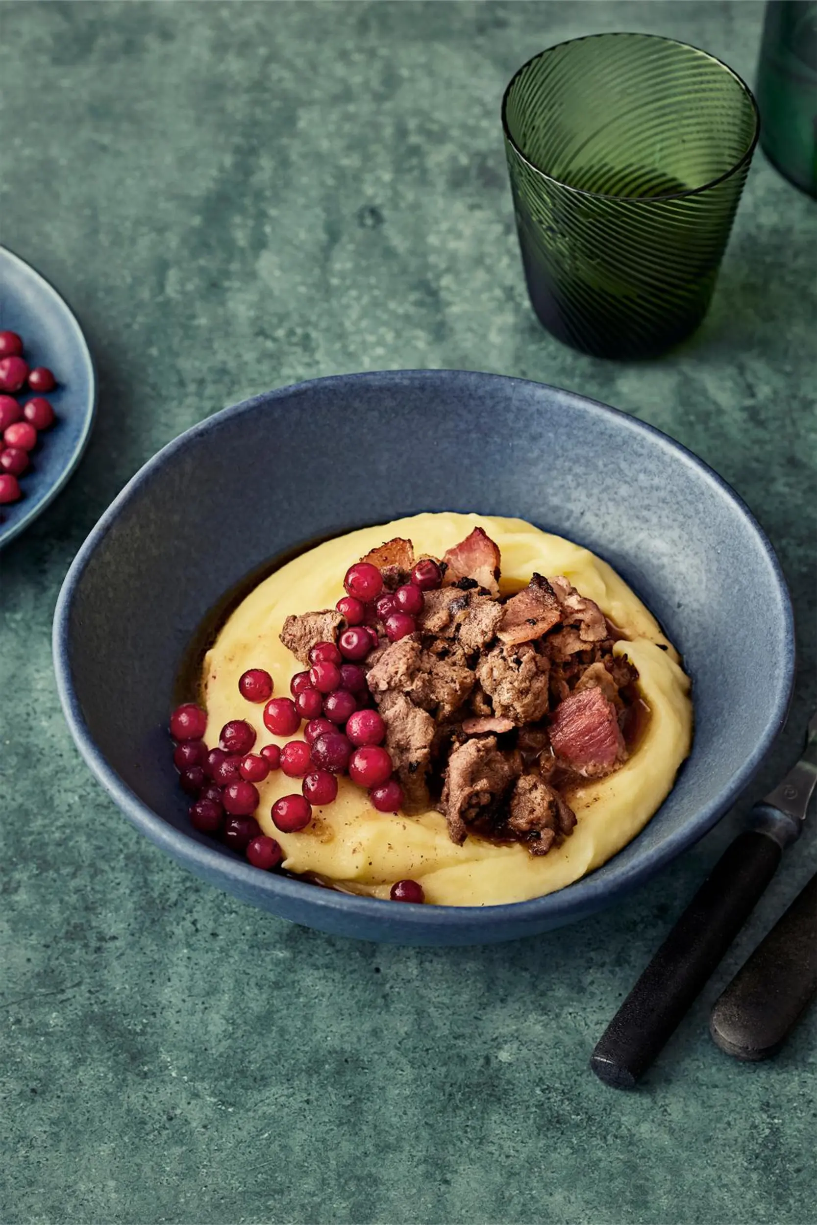 Riistakäristys, perunamuusia ja puolukoita