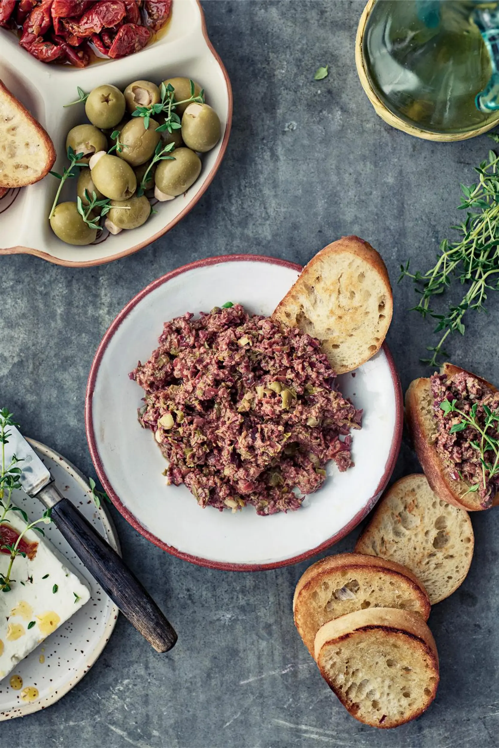 Oliivitahna eli tapenade, rapeaa leipää ja tapaksia