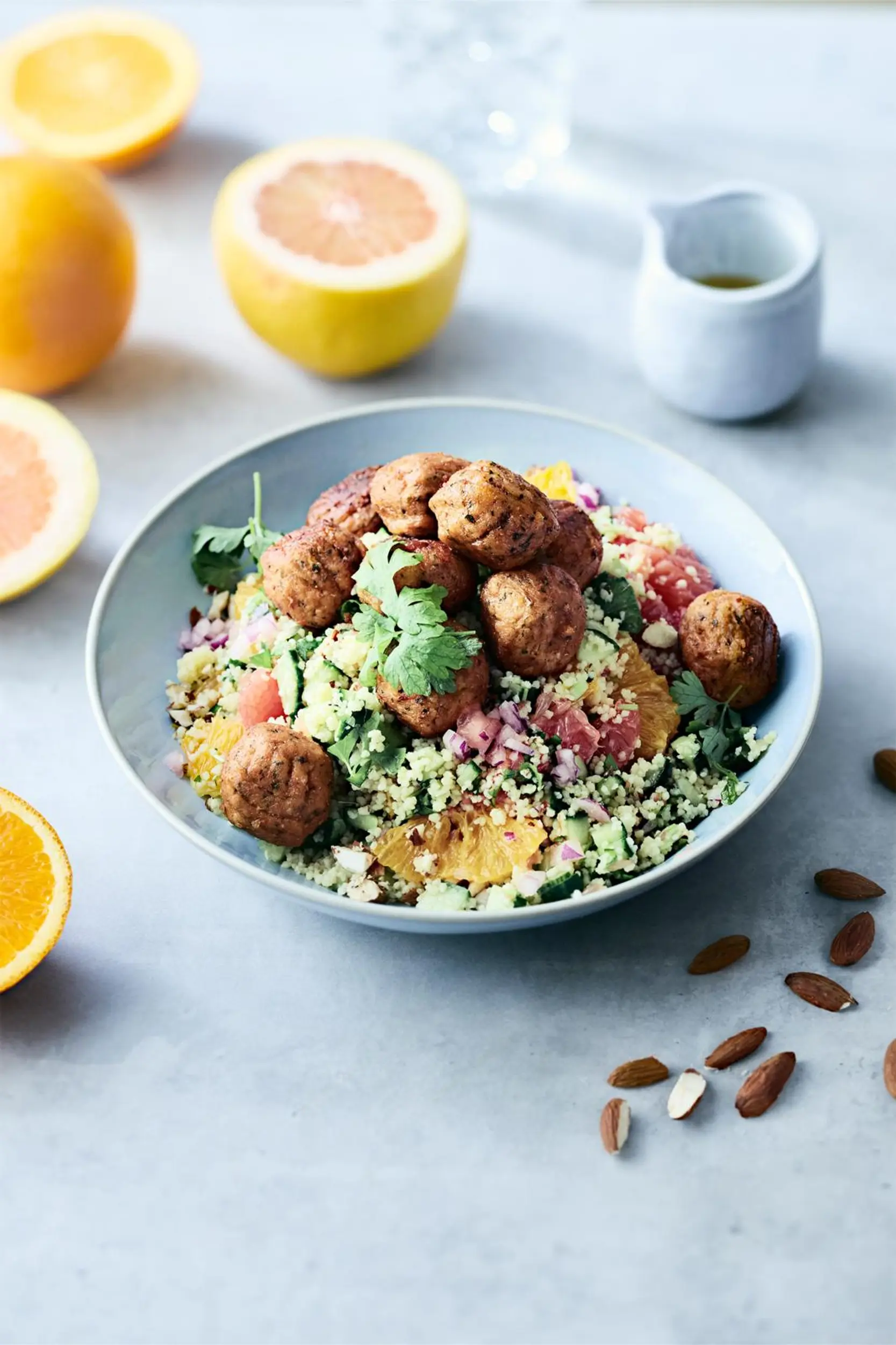 Sitruksinen couscoussalaatti ja falafelejä