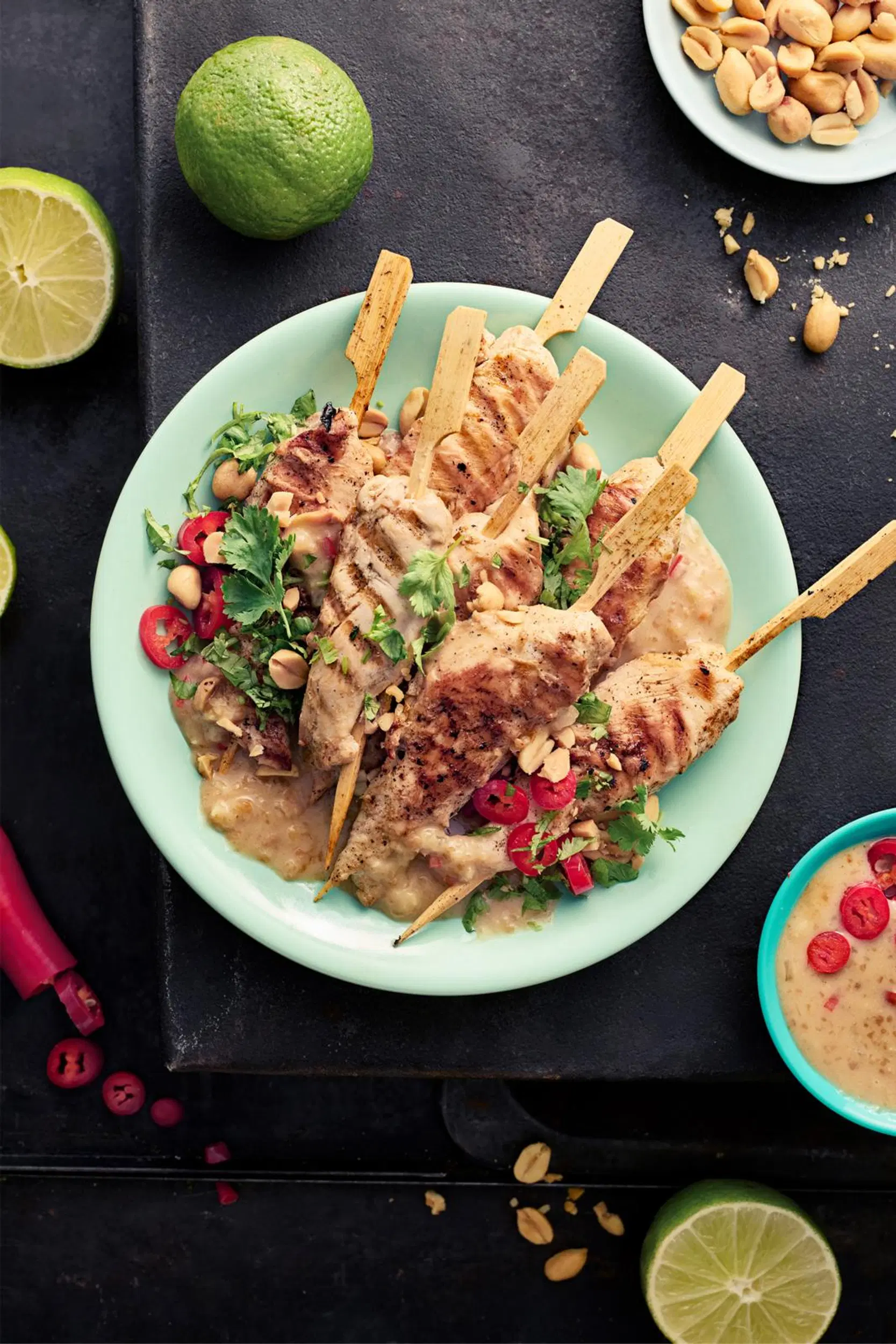 Grillatut kanavartaat ja satay-kastike