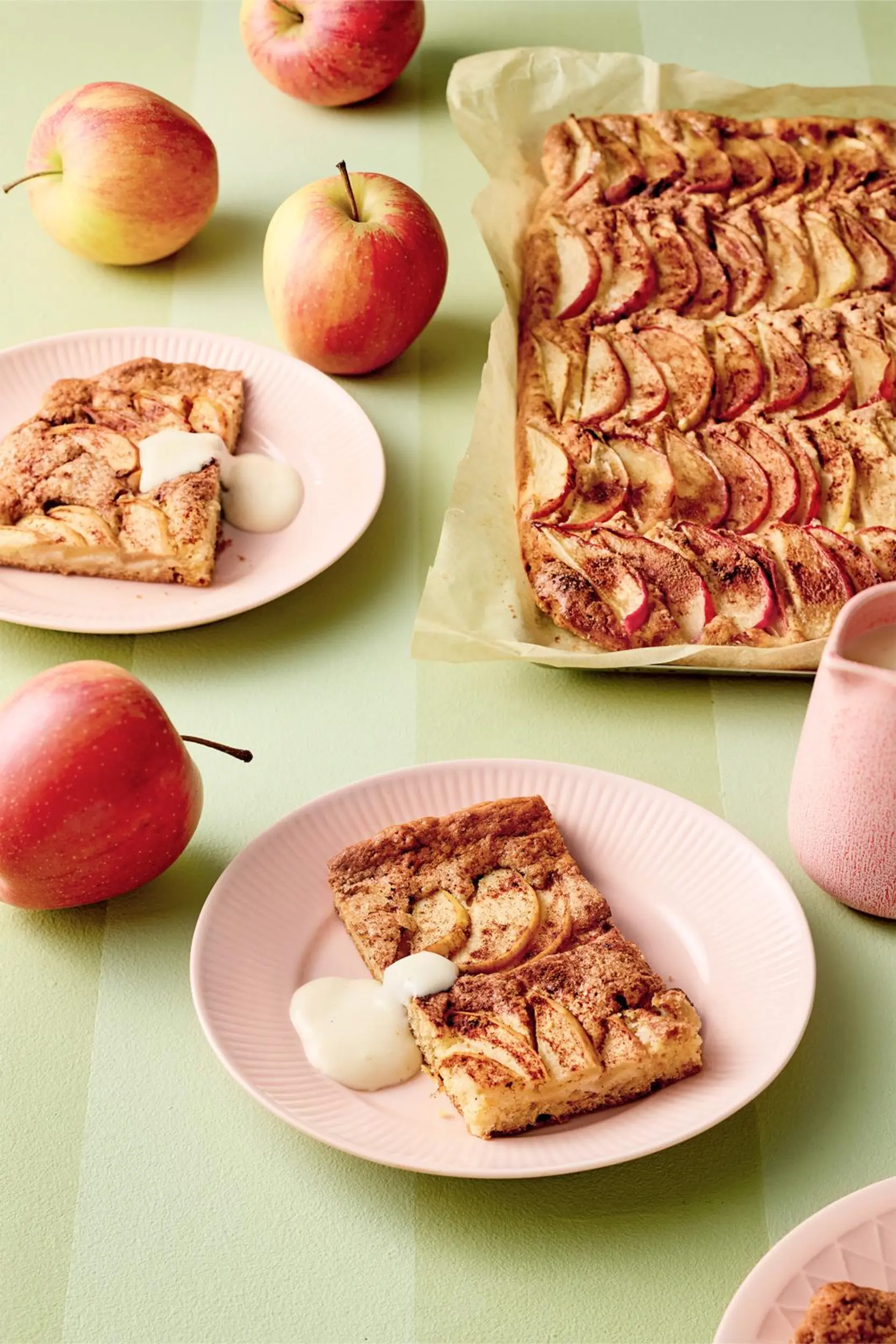 Mehevä omenapiirakka ja vaniljakastike