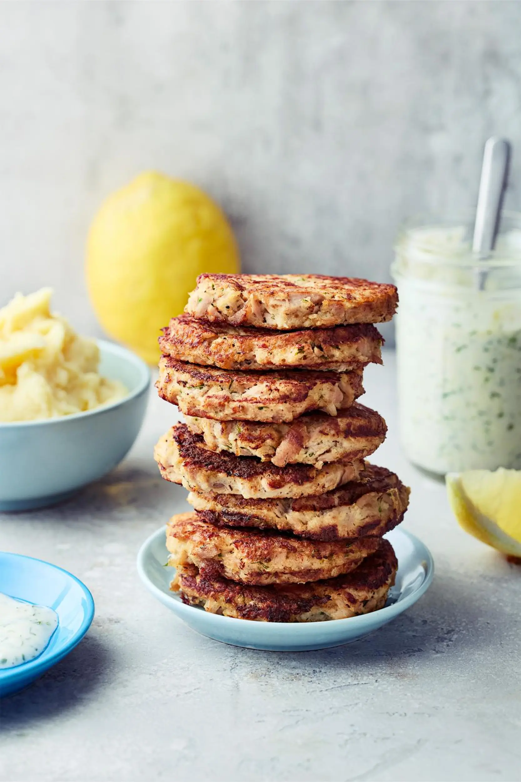 Helpot tonnikalapihvit ja tilli-kermaviilikastike