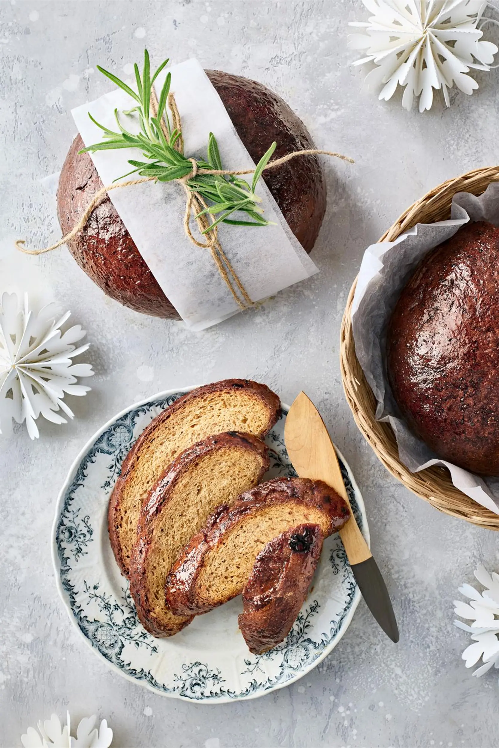 Joululimppu kokonaisena ja viipaleina