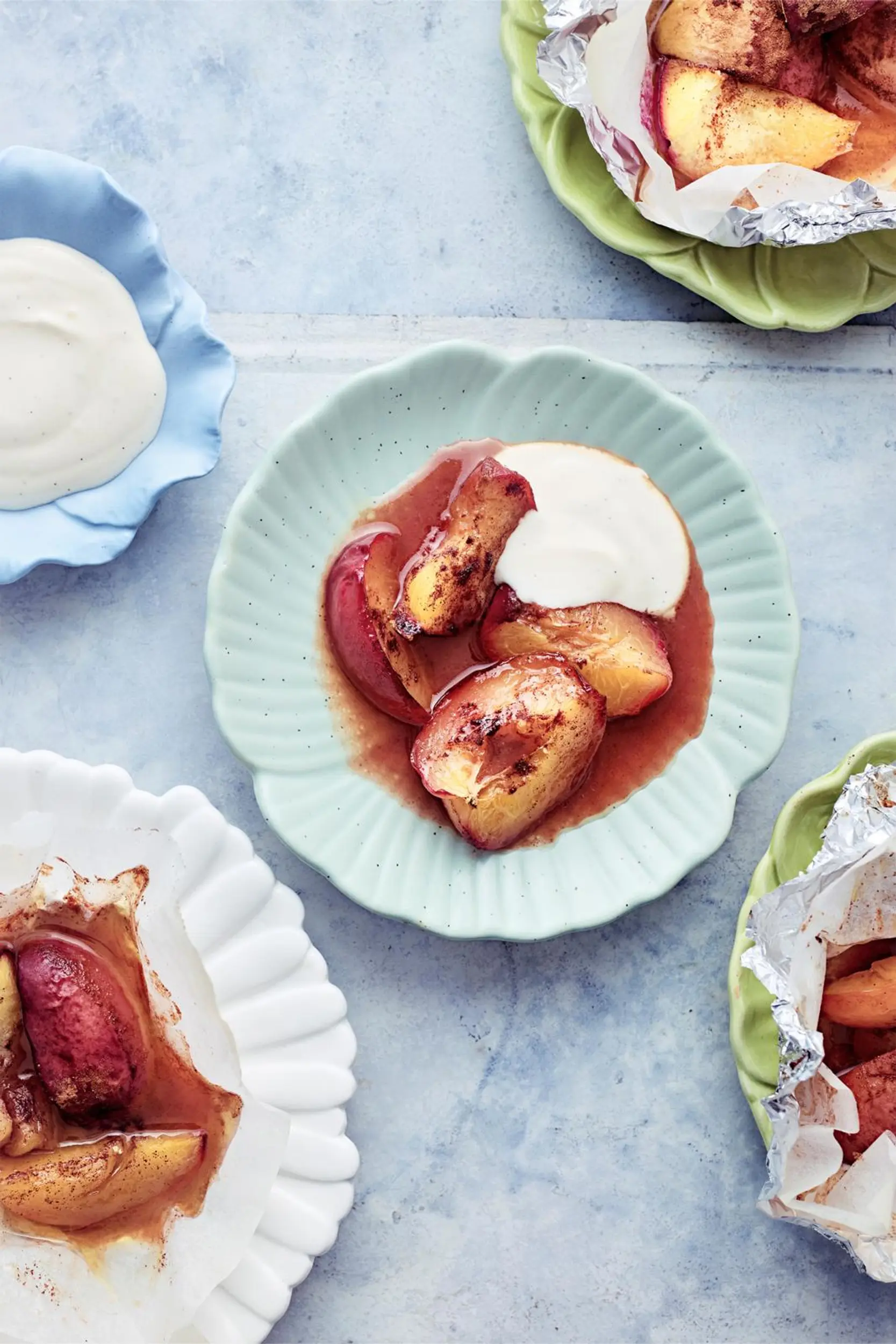 Grillatut nektariininyytit ja vaniljaranskankerma