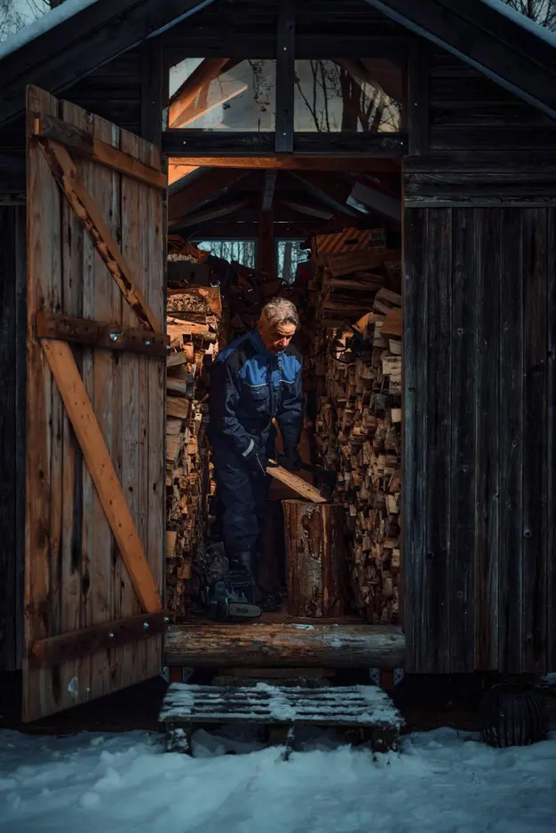 Olli Kalliokoski puuliiterissä. 