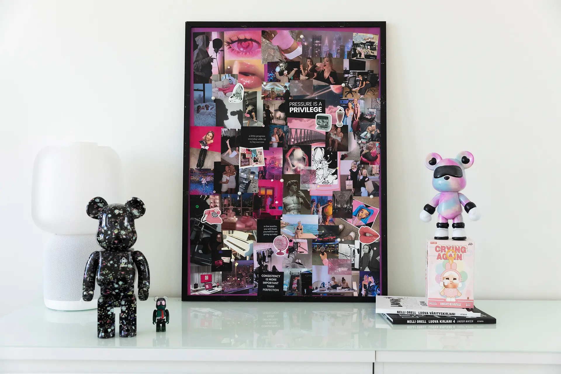 Kaksi mielikuvitushahmoa ja värikäs taulu