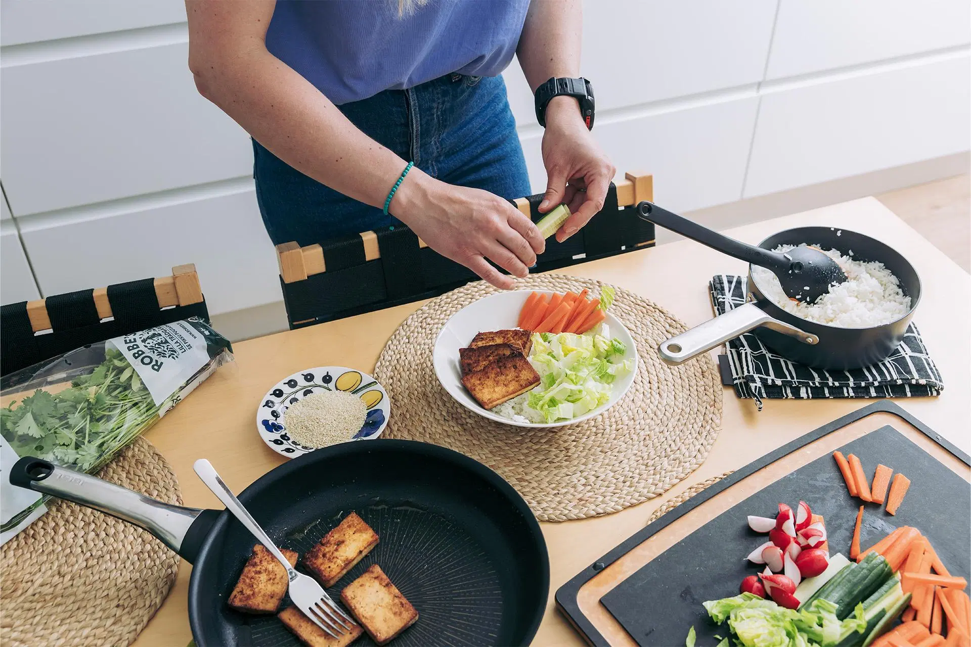 Matbord, händer och tofusalladstallrik