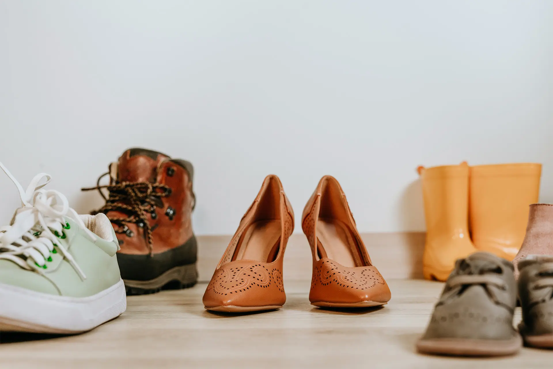 Erilaisia kenkiä rivissä