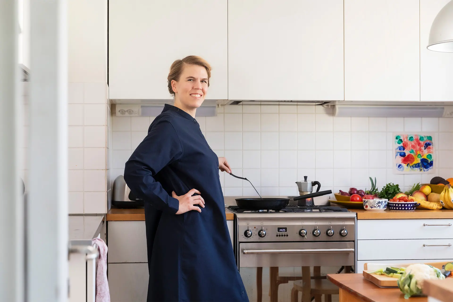 Julia Thurén paistaa ruokaa paistinpannulla.