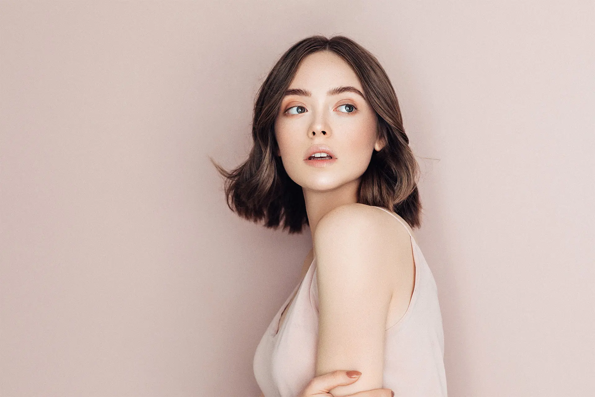 Nainen katsoo yli olan.