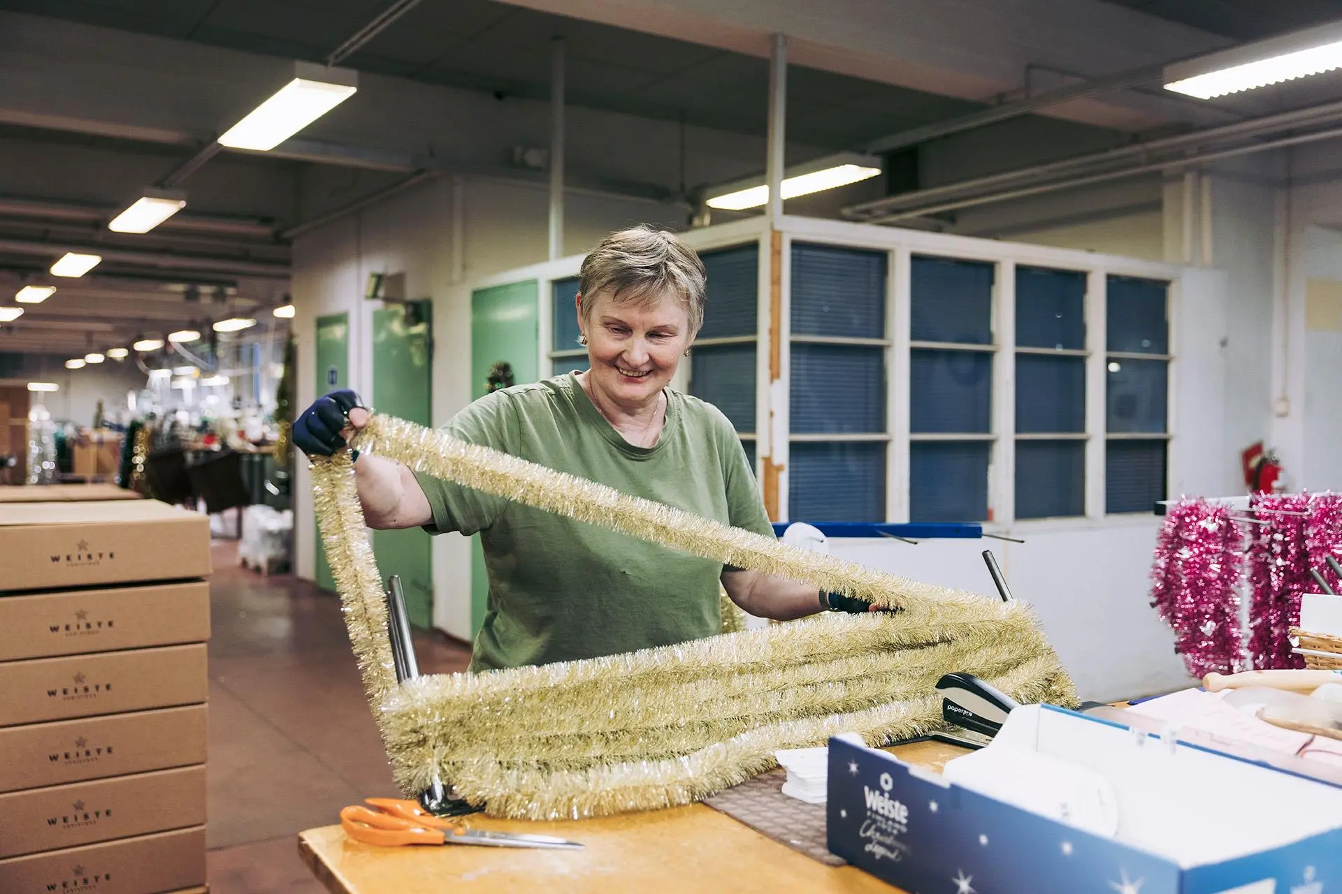 Viena Kivinen kieputtaa joulukoristenauhaa