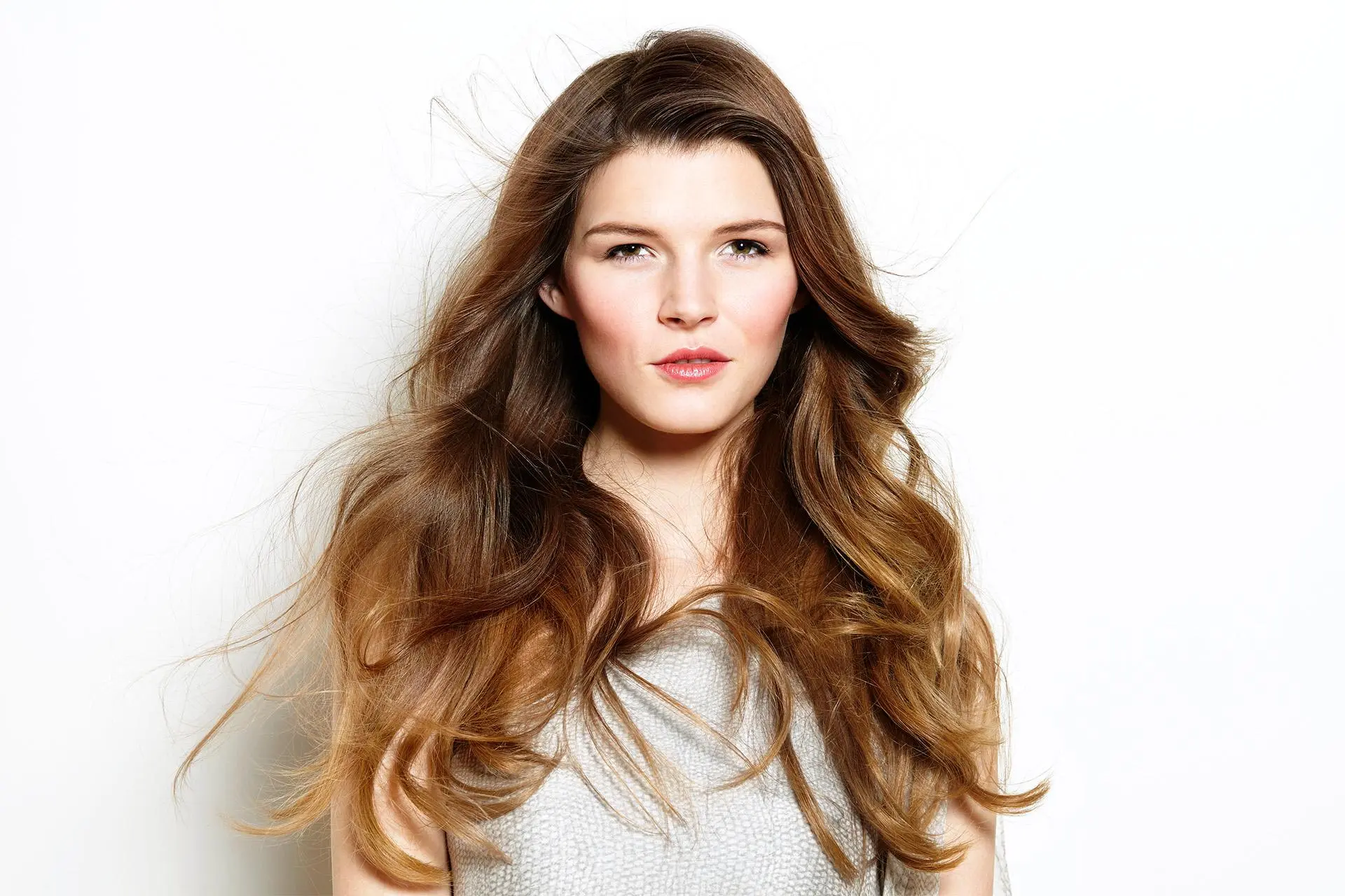 Nainen, jolla on pitkä, tuuhea tukka.