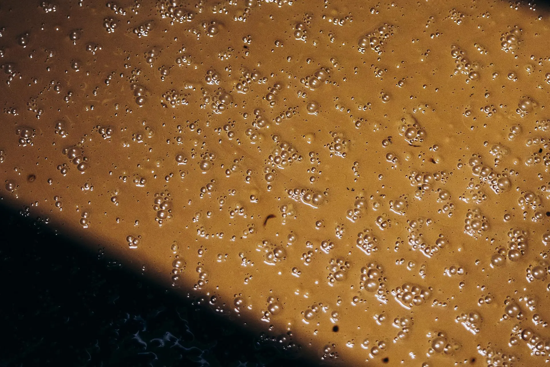 Lakritsimassaa ennen kuin siitä tulee oikeaa lakritsia: kuplivaa ja ruskeaa nestettä.