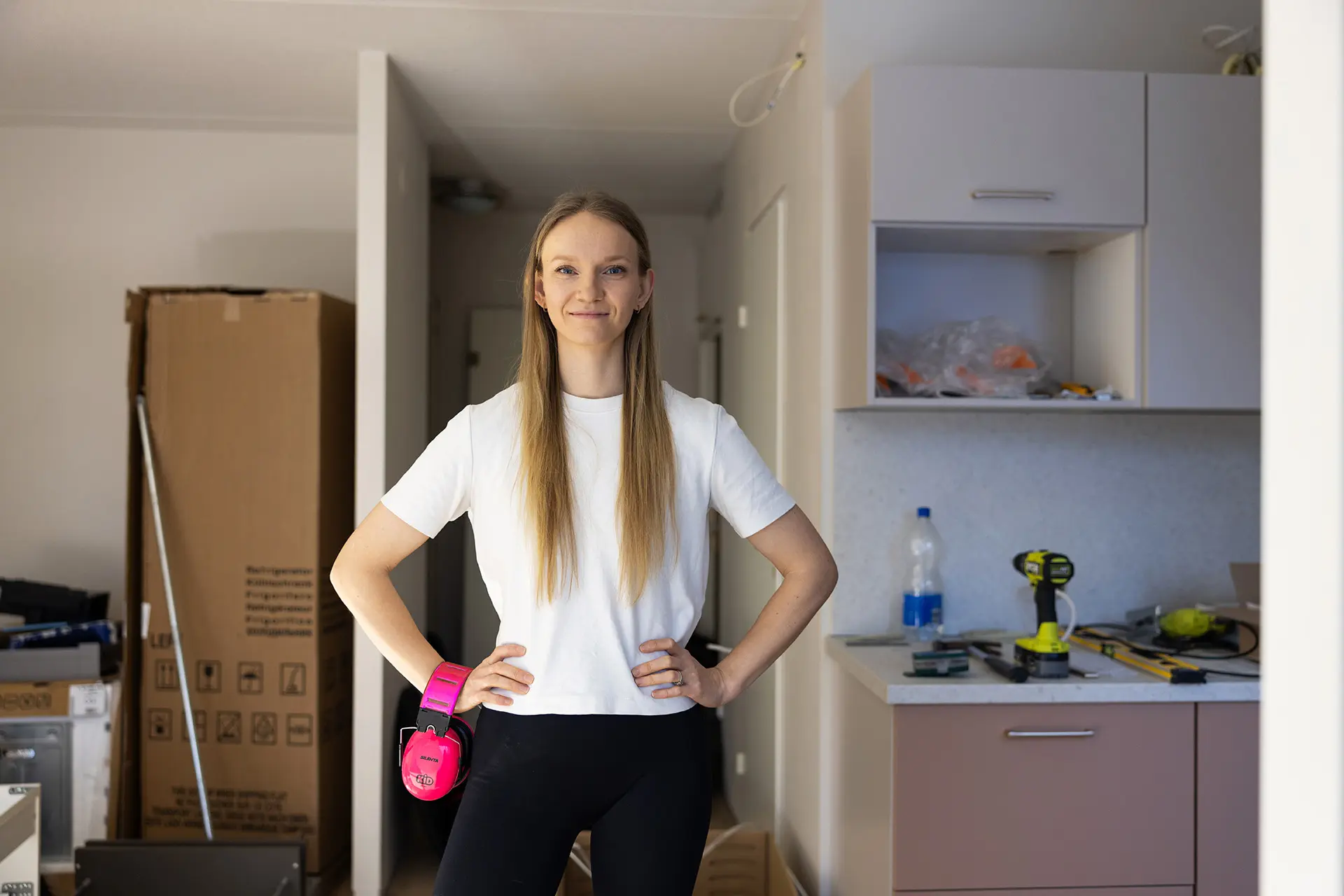 Anastasia Bassina seisoo remontoitavassa asunnossa.