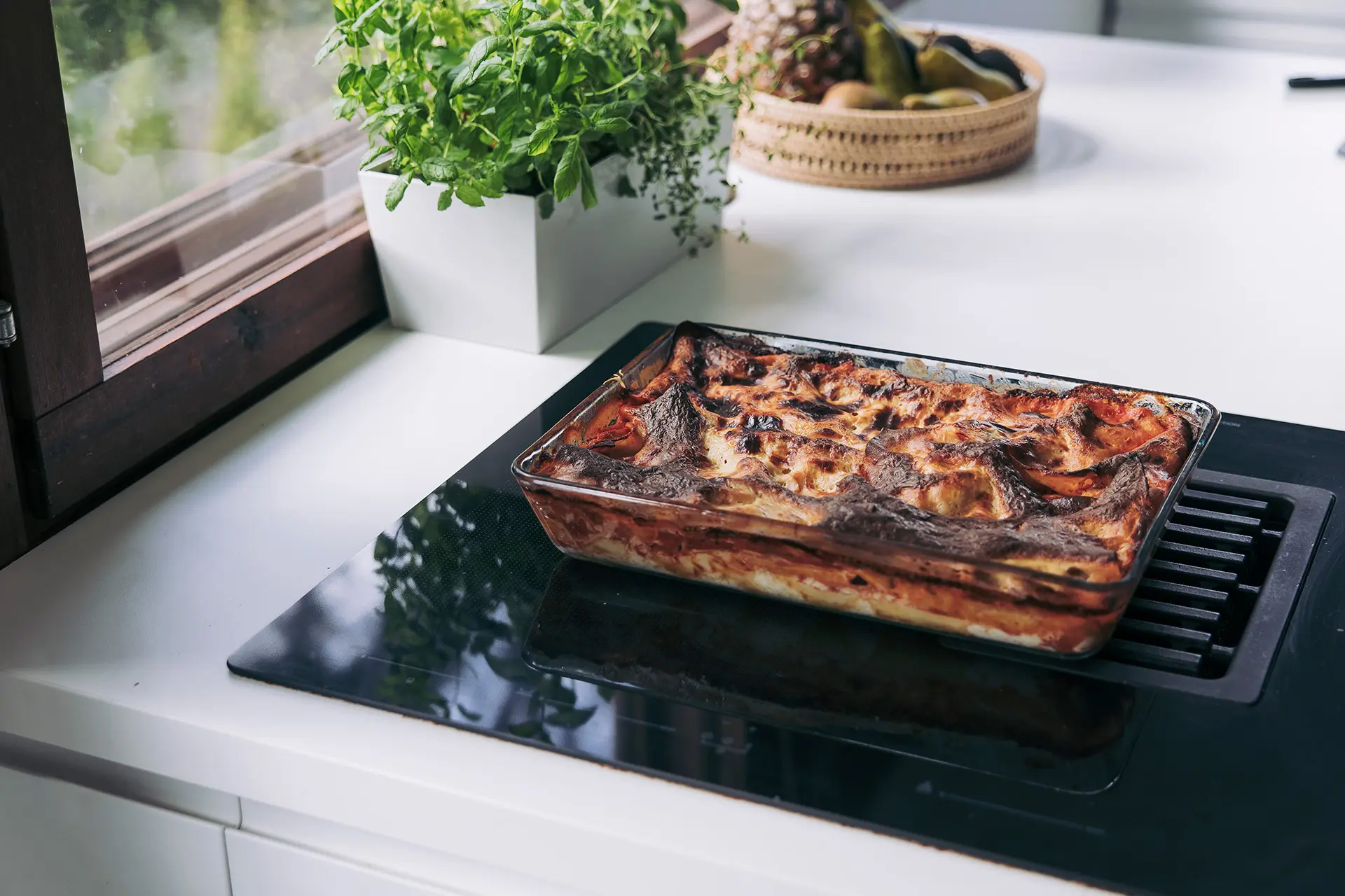 Lieden päällä vuoassa lasagne.