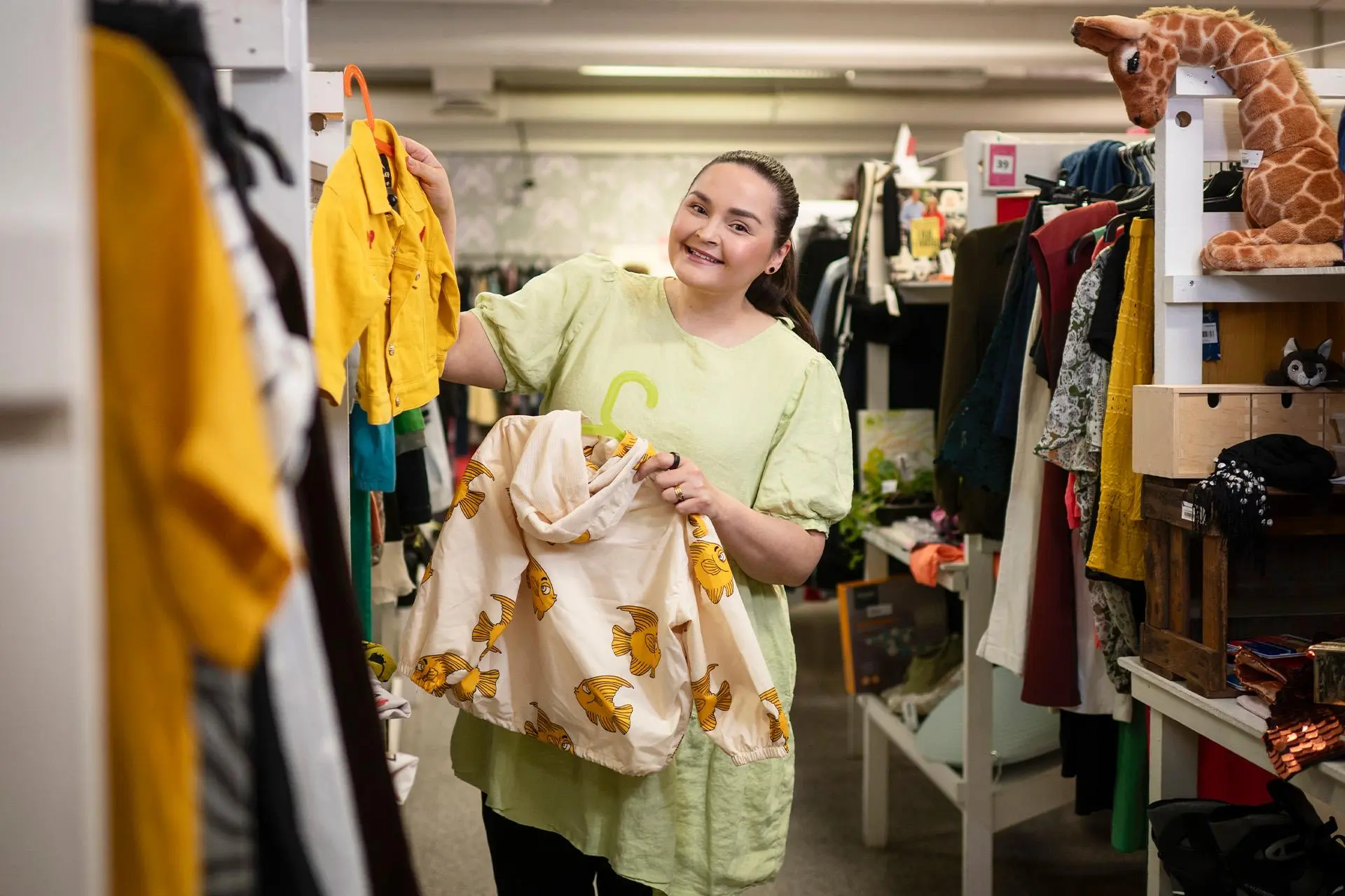 Mimmi Sannikka katselee vaatteita kirpputorilla.