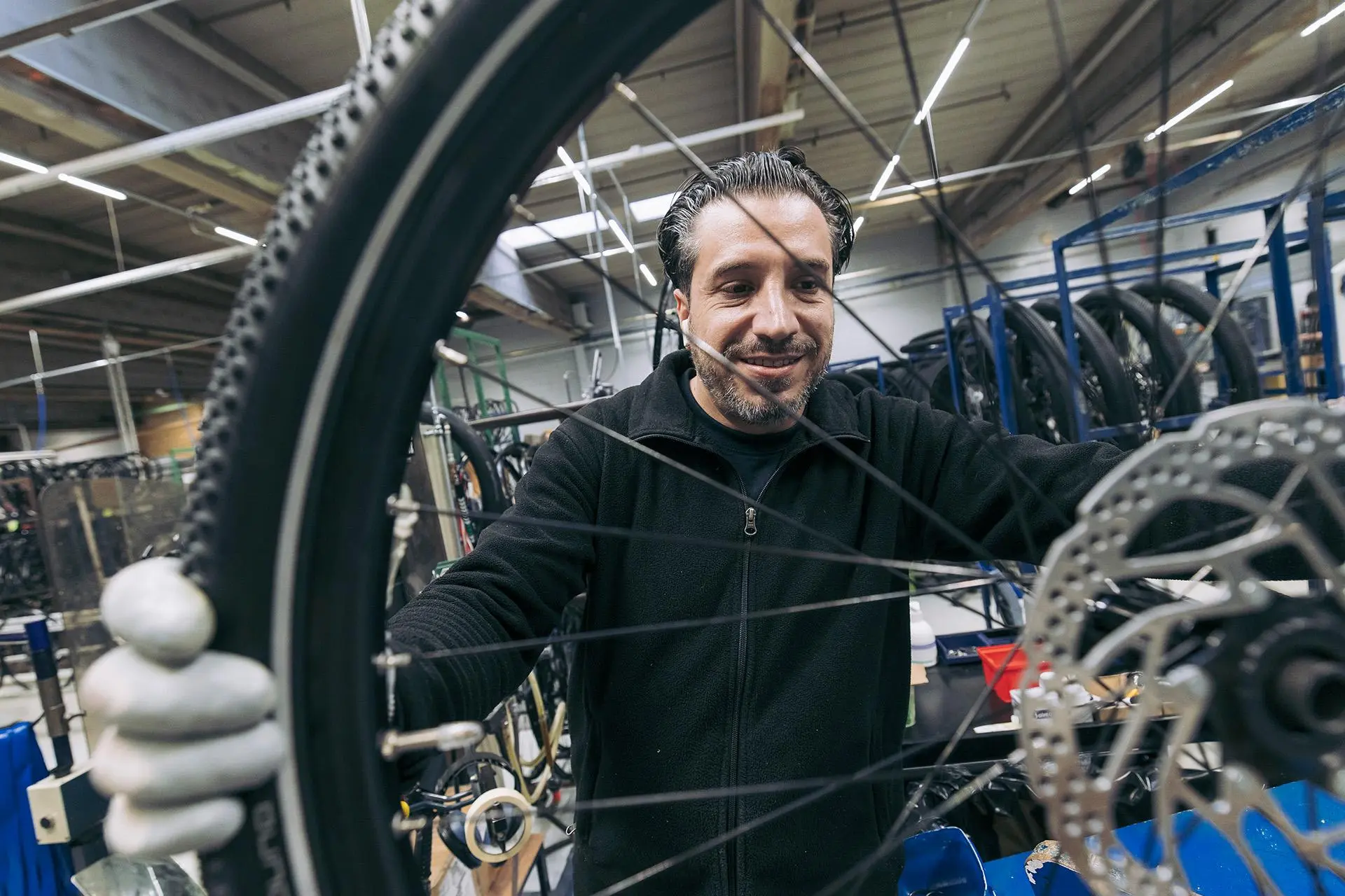 Helkaman tehtaan työntekijä Alpay Koc pyörittää pyörän rengasta.