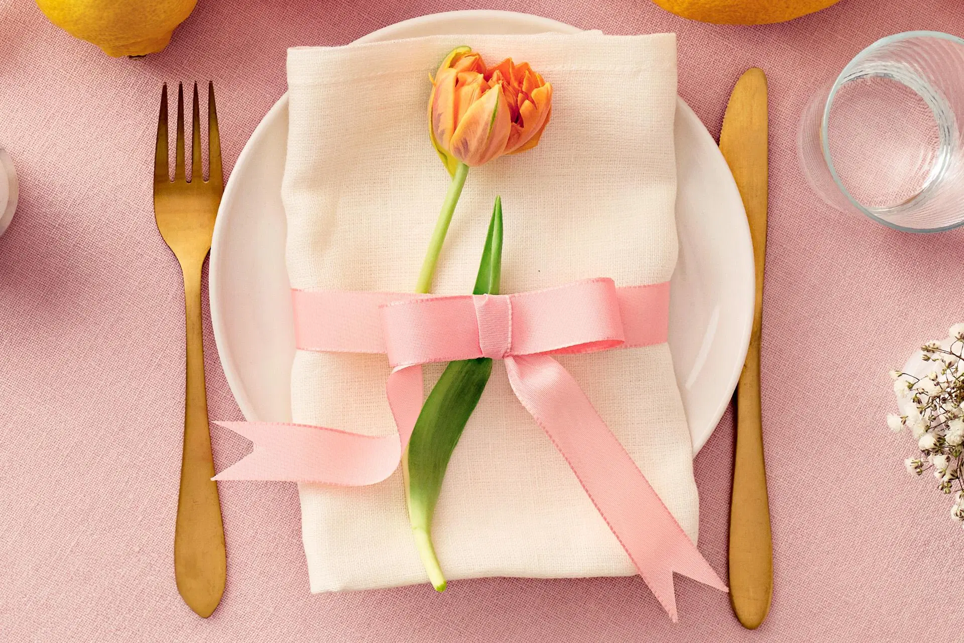 Lautasliinan koriste rusetista ja kukasta