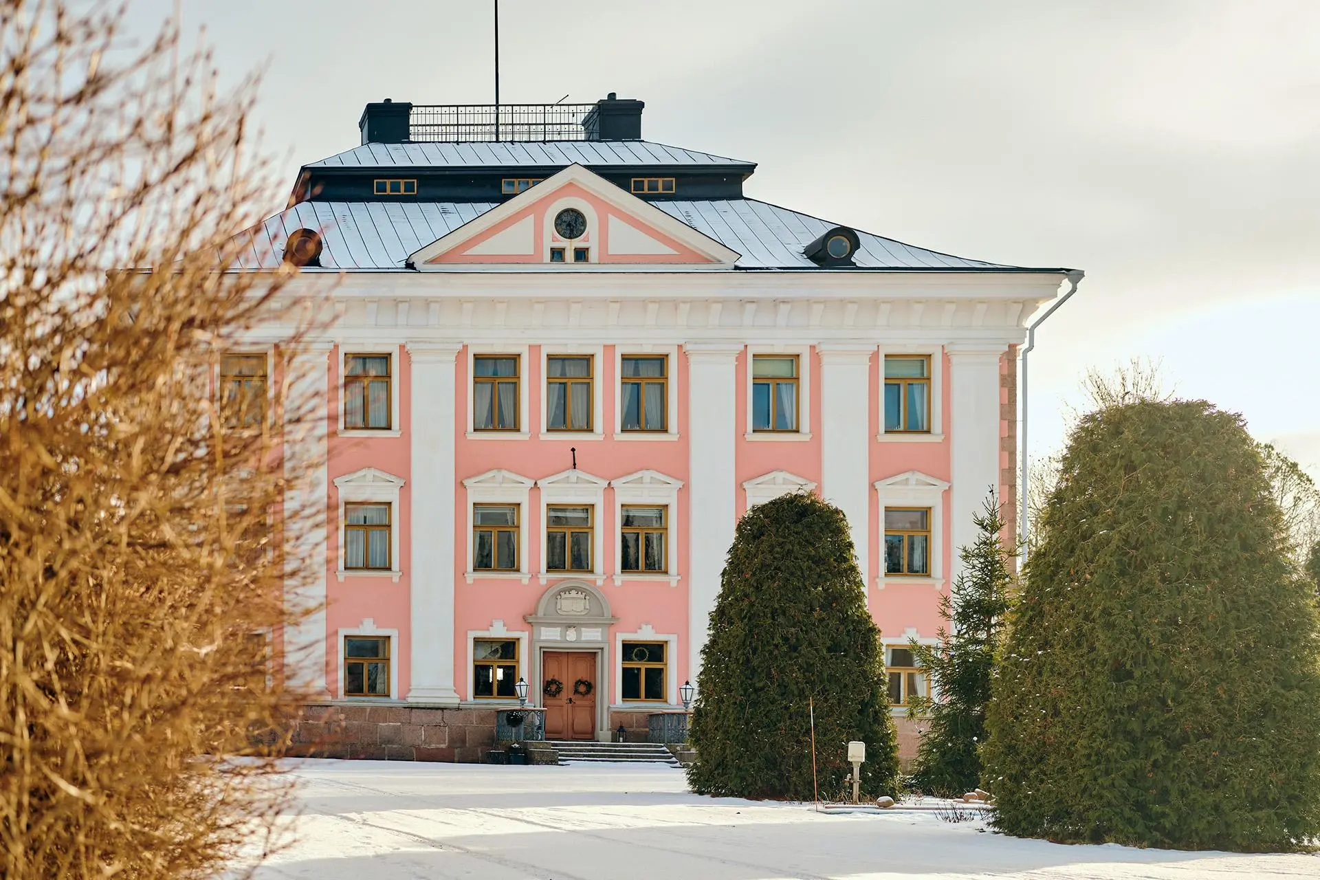 Vaaleanpunainen kolmekerroksinen linna.
