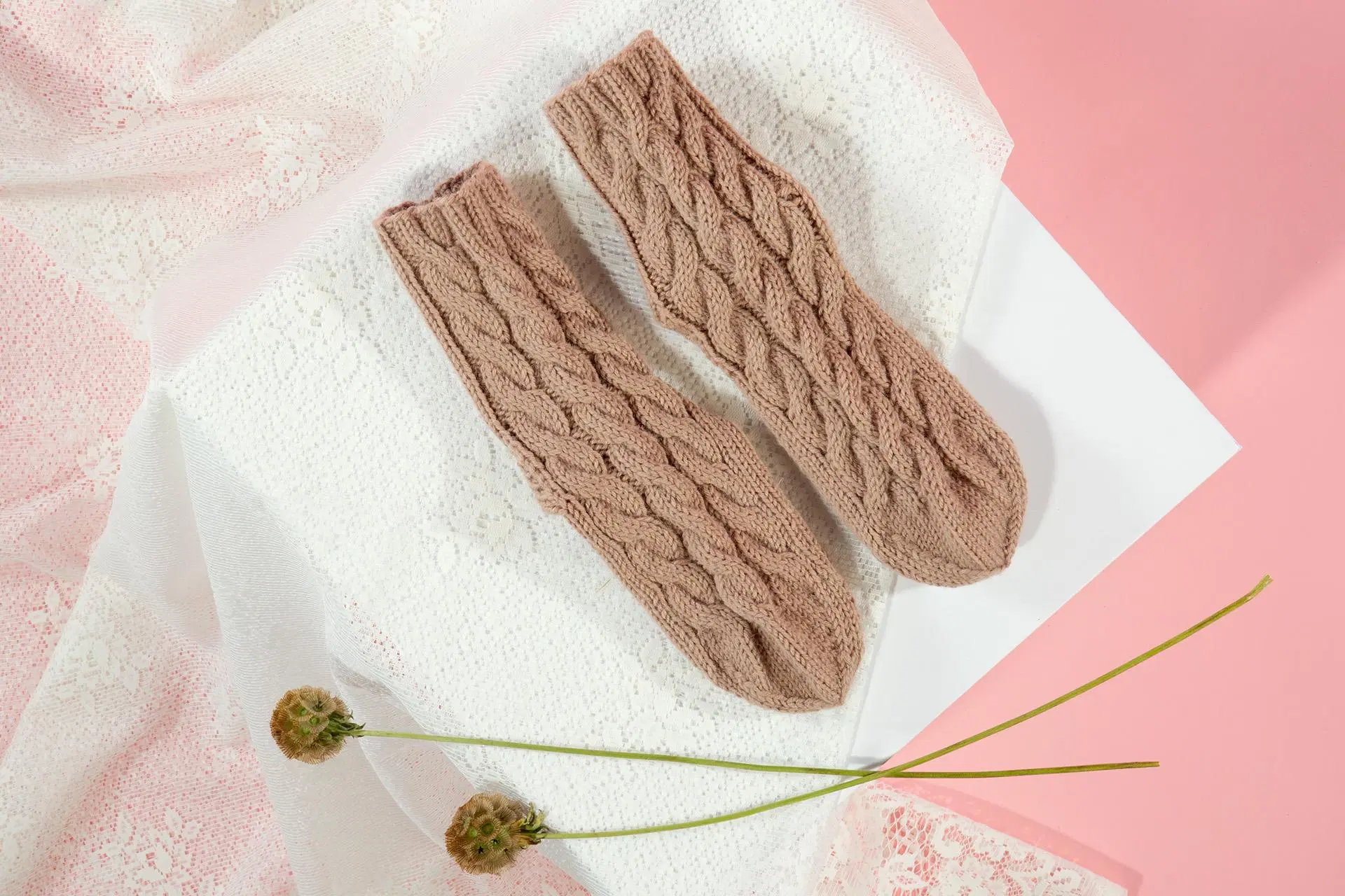 Beiget palmikkosukat valkoisella taustalla.