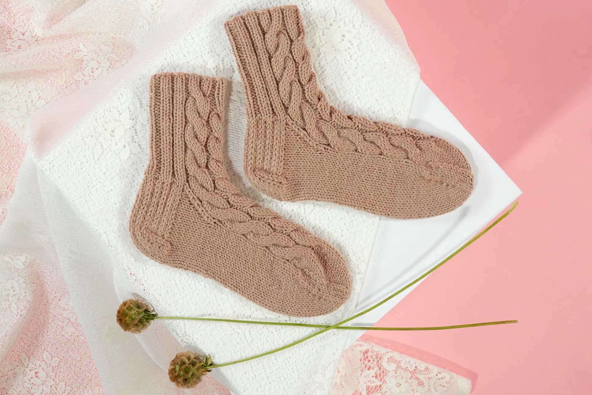 Beiget palmikkosukat valkoisella taustalla.