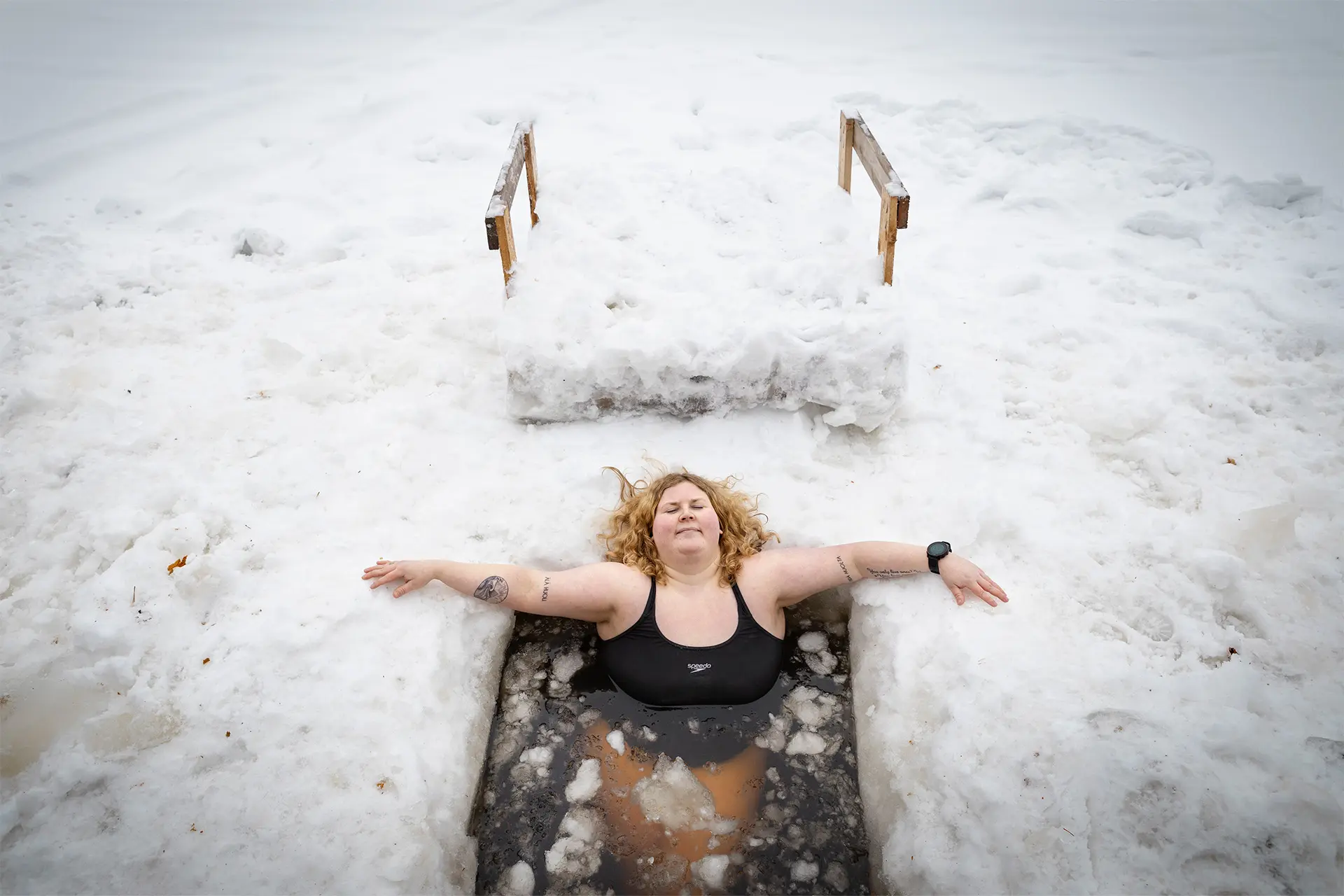 Nainen avannossa lumen keskellä