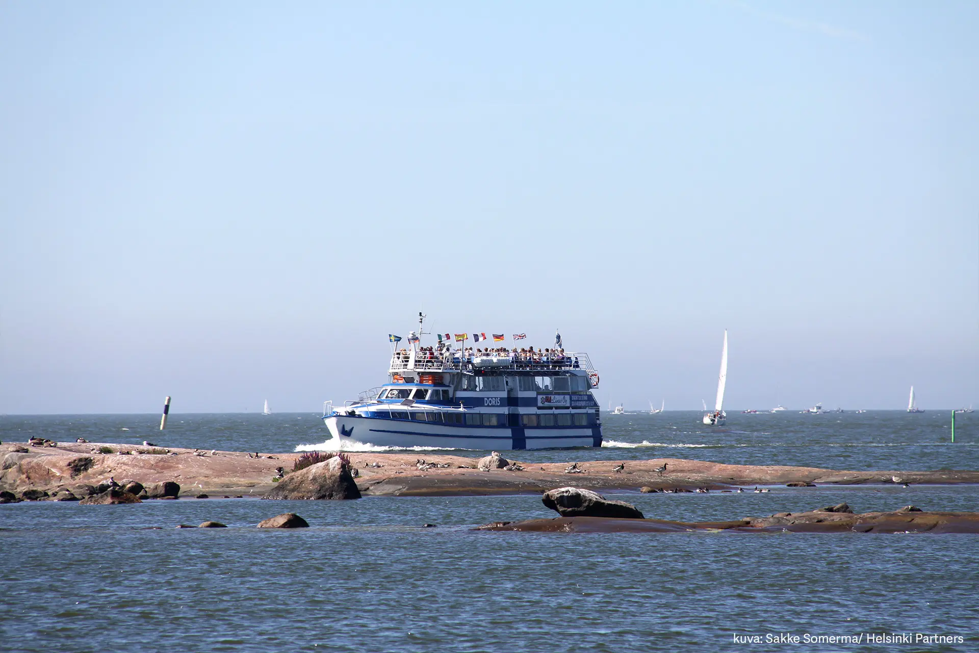 Saaristoristeilijä seilaamassa Helsingin edustalla.