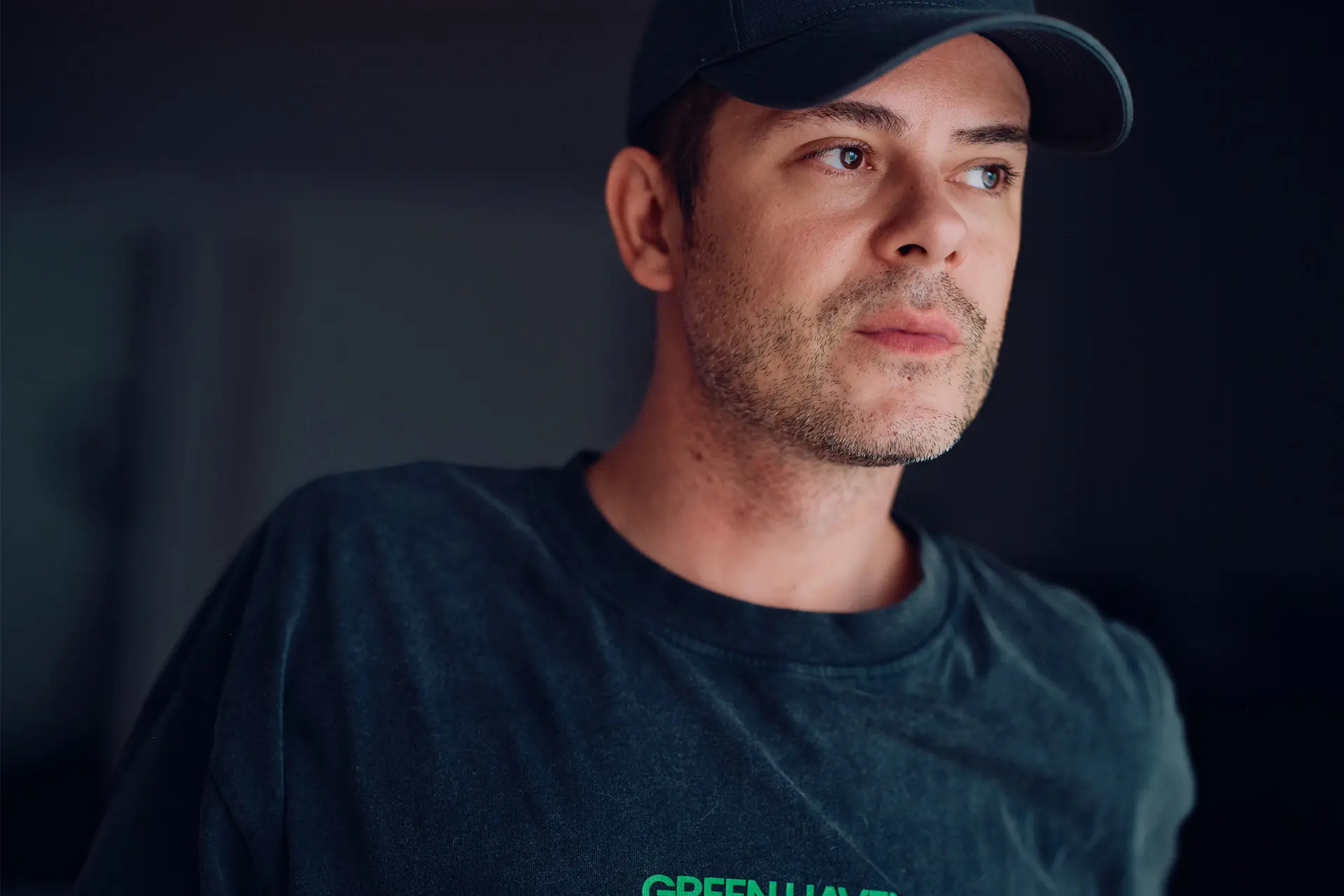 Niko Saarinen vakavana lippalakki päässään.