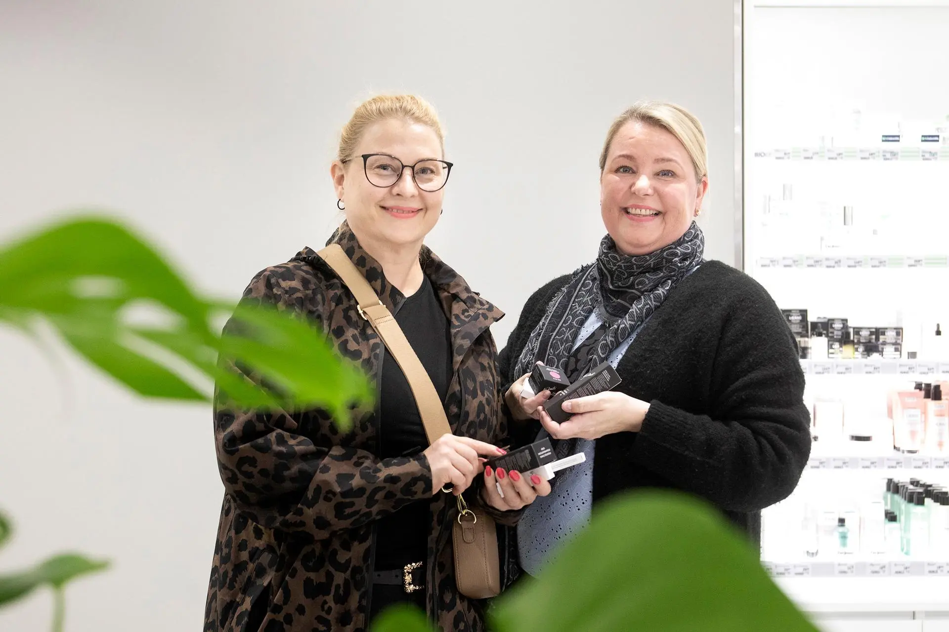 Kati Kierikki (vasemmalla) ja Katja Haapaniemi seisovat vierekkäin.