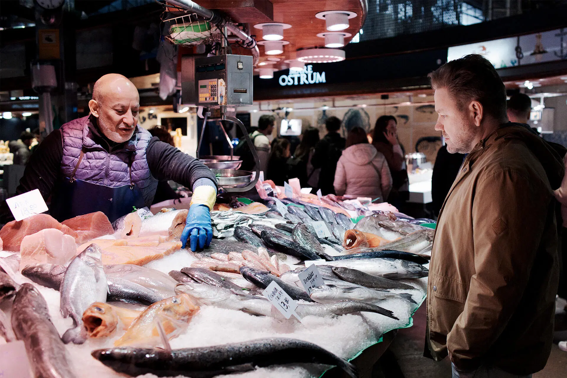 Kalatiskin myyjä esittelee valikoimaa Jani Paasikoskelle.