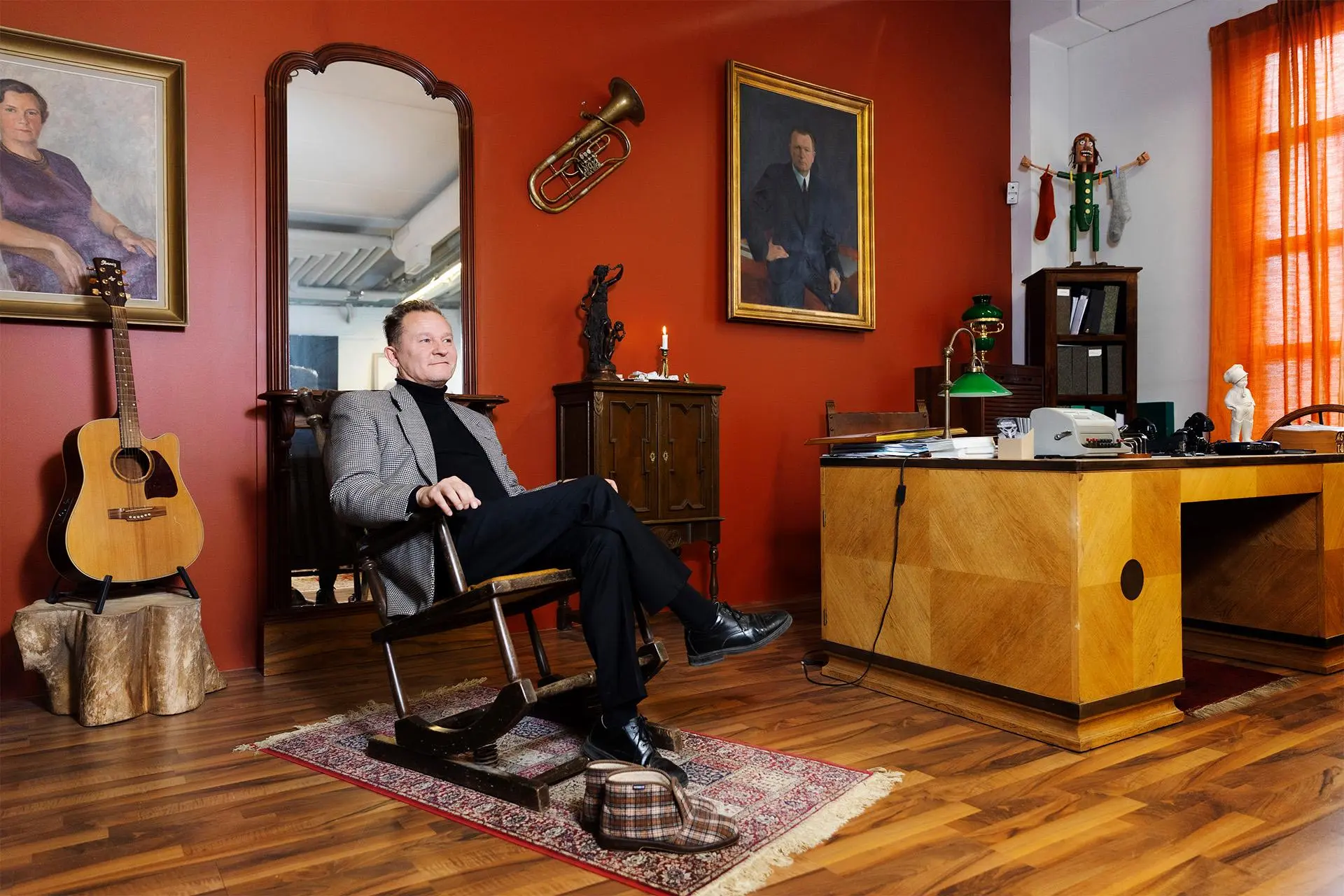 Mies istuu keinutuolissa