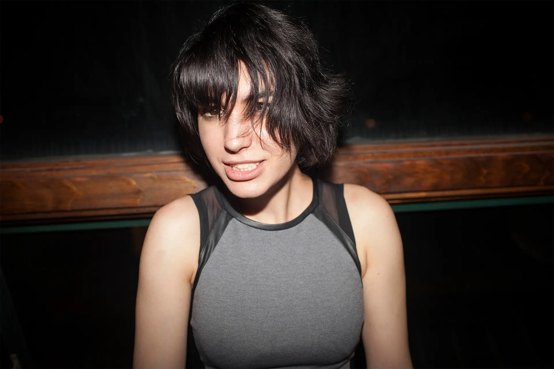 Nuori nainen, jolla on rosoinen polkkatukka.