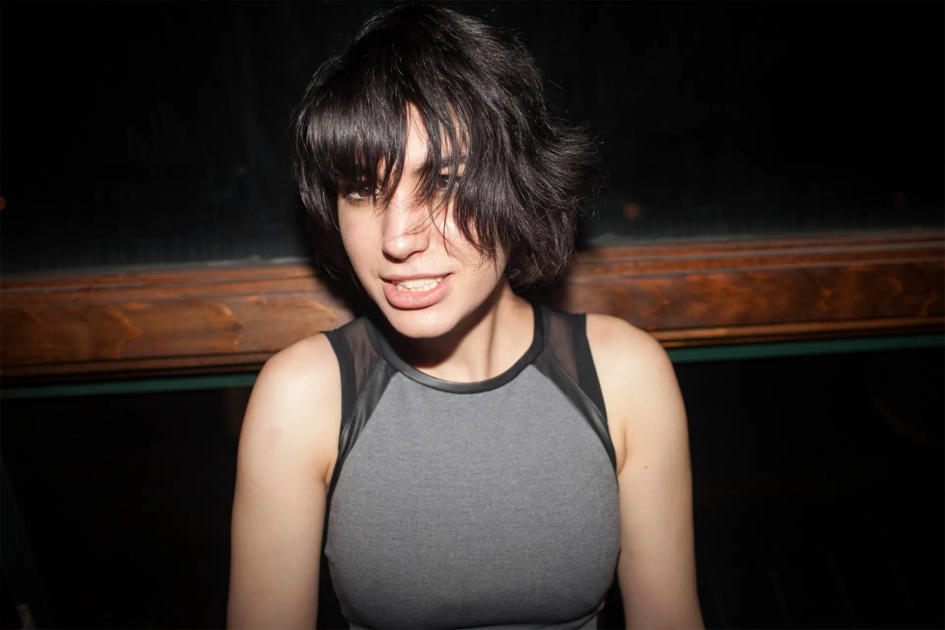 Nuori nainen, jolla on rosoinen polkkatukka.