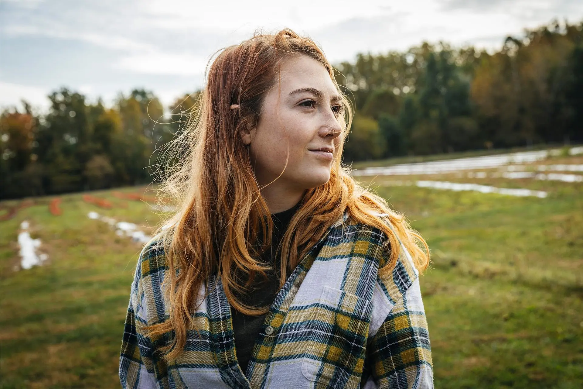 Nainen pukeutuneena ruutupaitaan.
