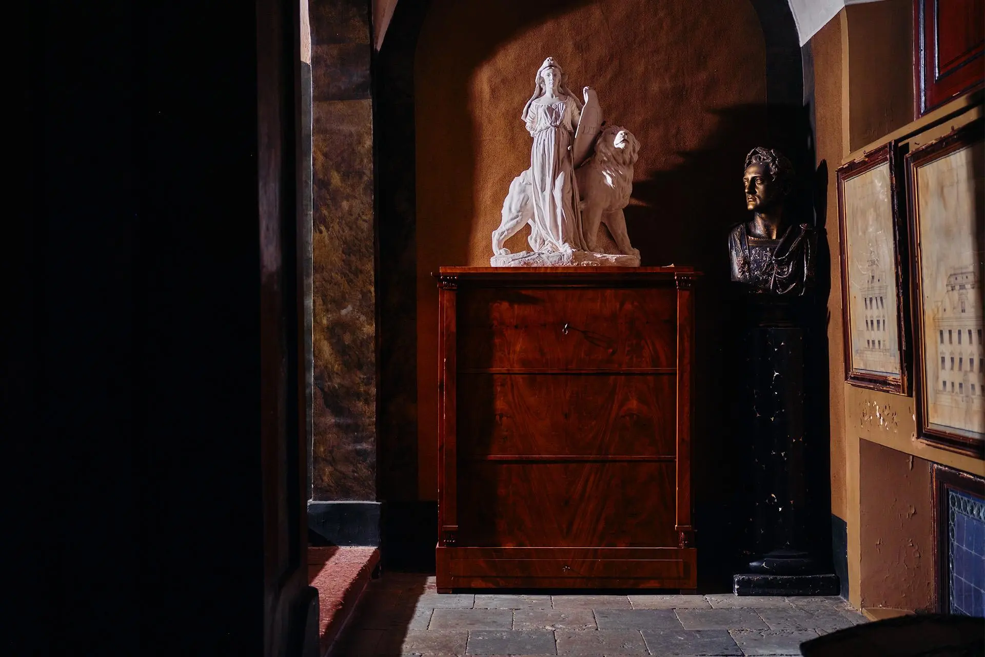 Lex-patsas, jollainen on myös Säätytalossa ja Presidentinlinnassa.