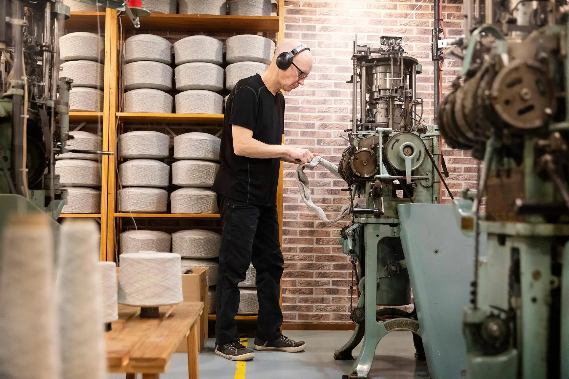 Mies teollisuuskoneen ääressä