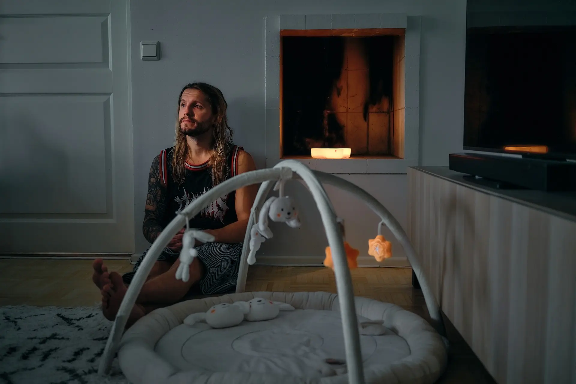 Aapo Vuori olohuoneessa, jonka lattialla on vauvan leikkimatto