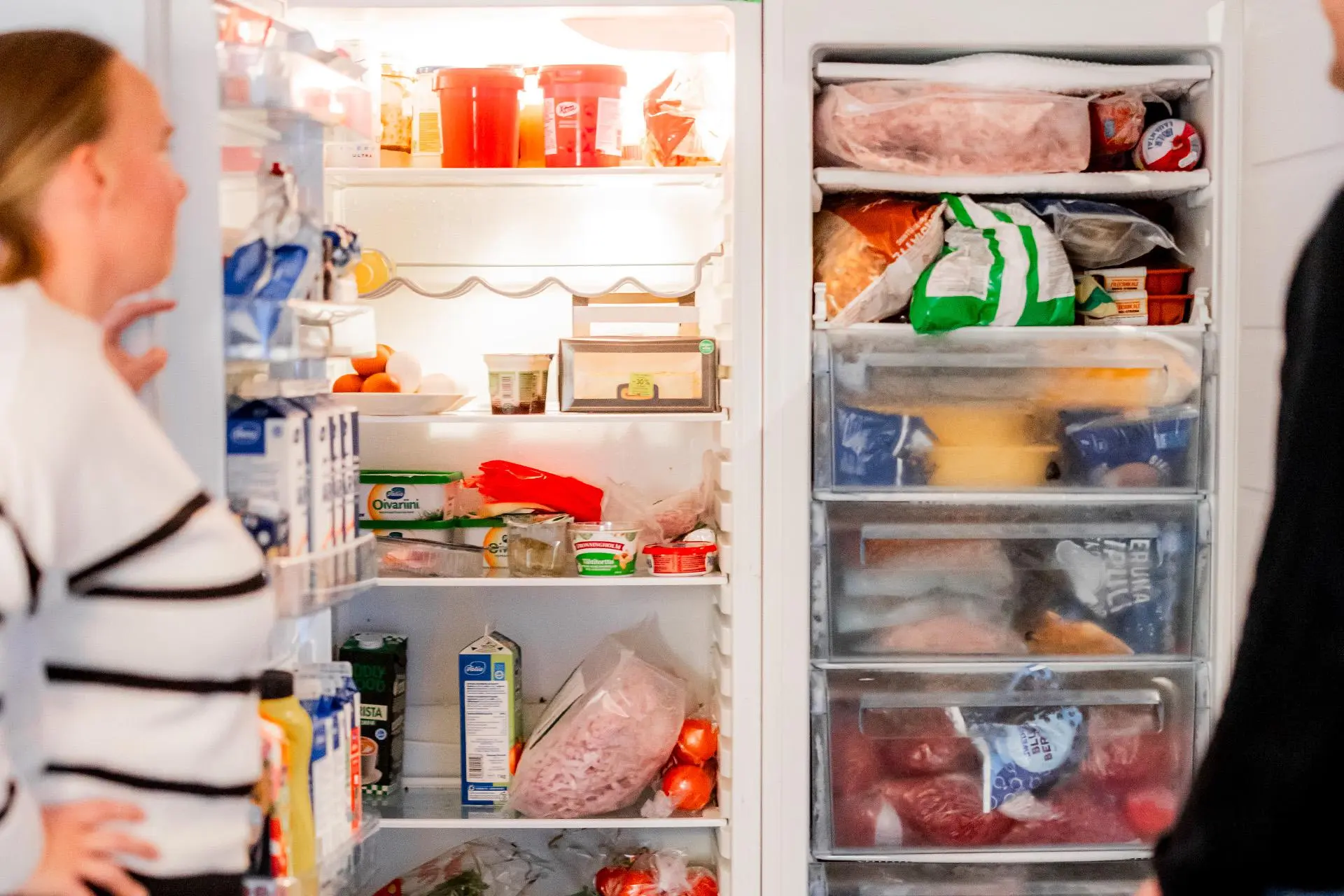 Sanna Syri katsoo jääkaapin sisälle