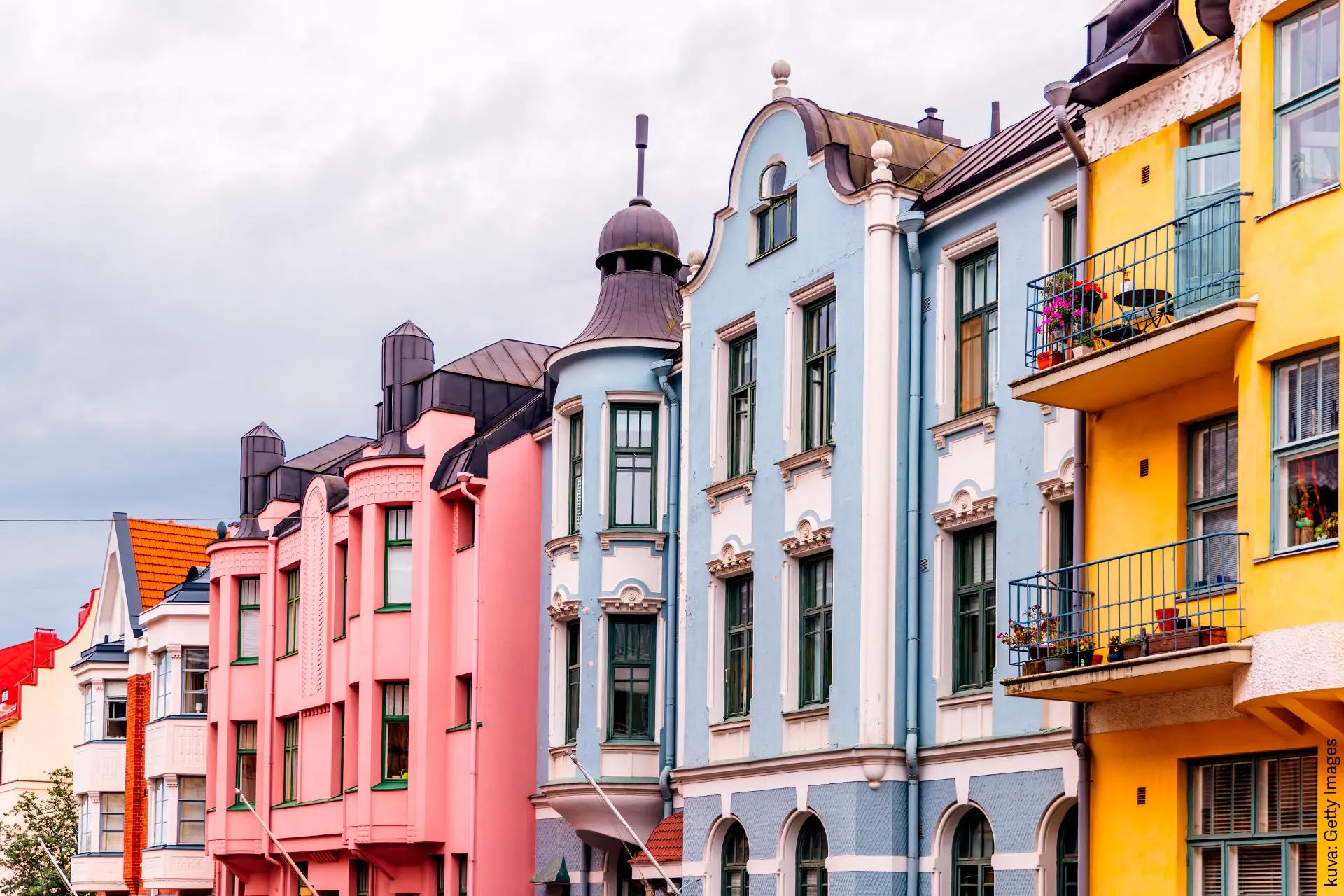 Rivi pastellinsävyisiä jugend-taloja.