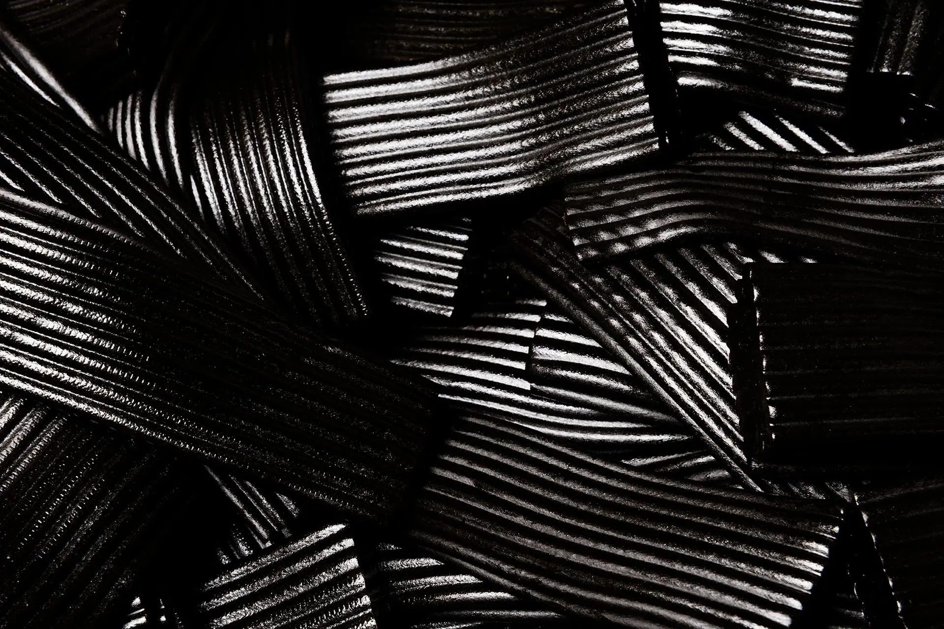 Paljon mustaa lakritsia.