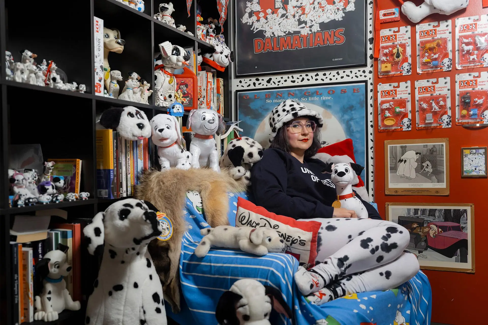 Aino Isojärvi kotonaan, jossa on paljon dalmatiankoiratavaraa