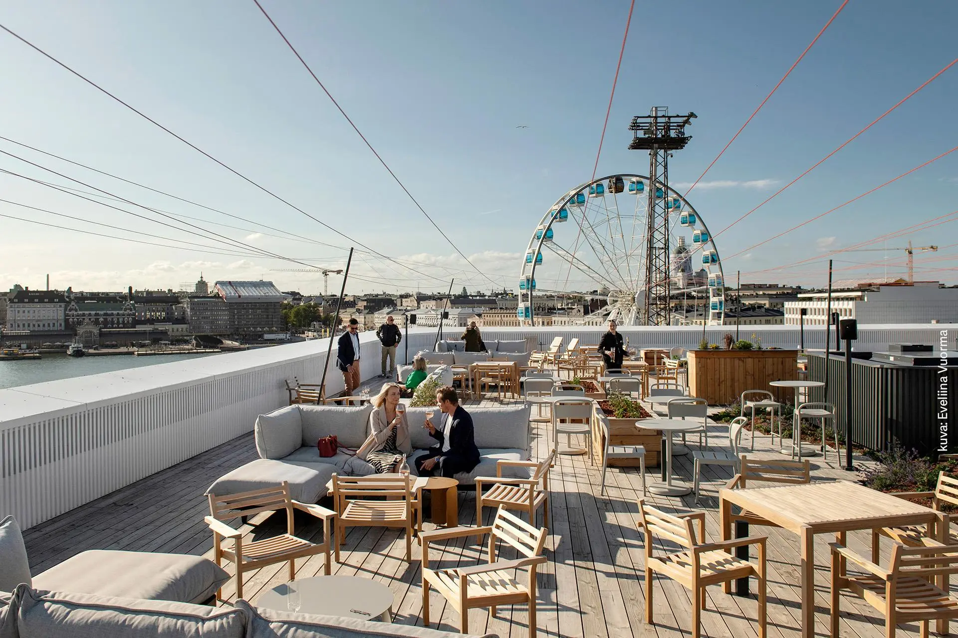 Kesäinen Pier4-kattoterassi. Taustalla SkyWheel-maailmanpyörä.