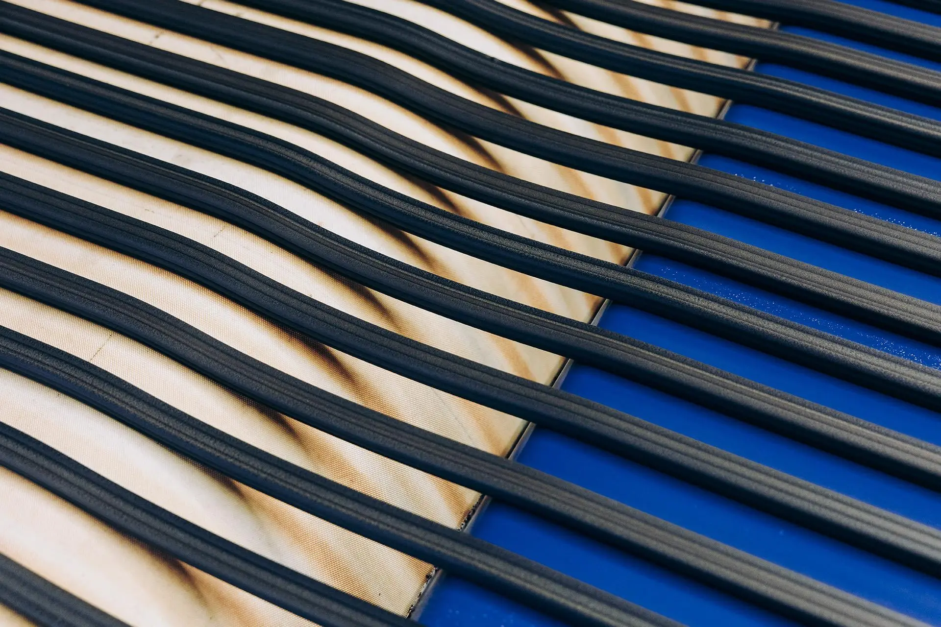 Lakritsitankoja pitkinä, vielä leikkaamattomina.