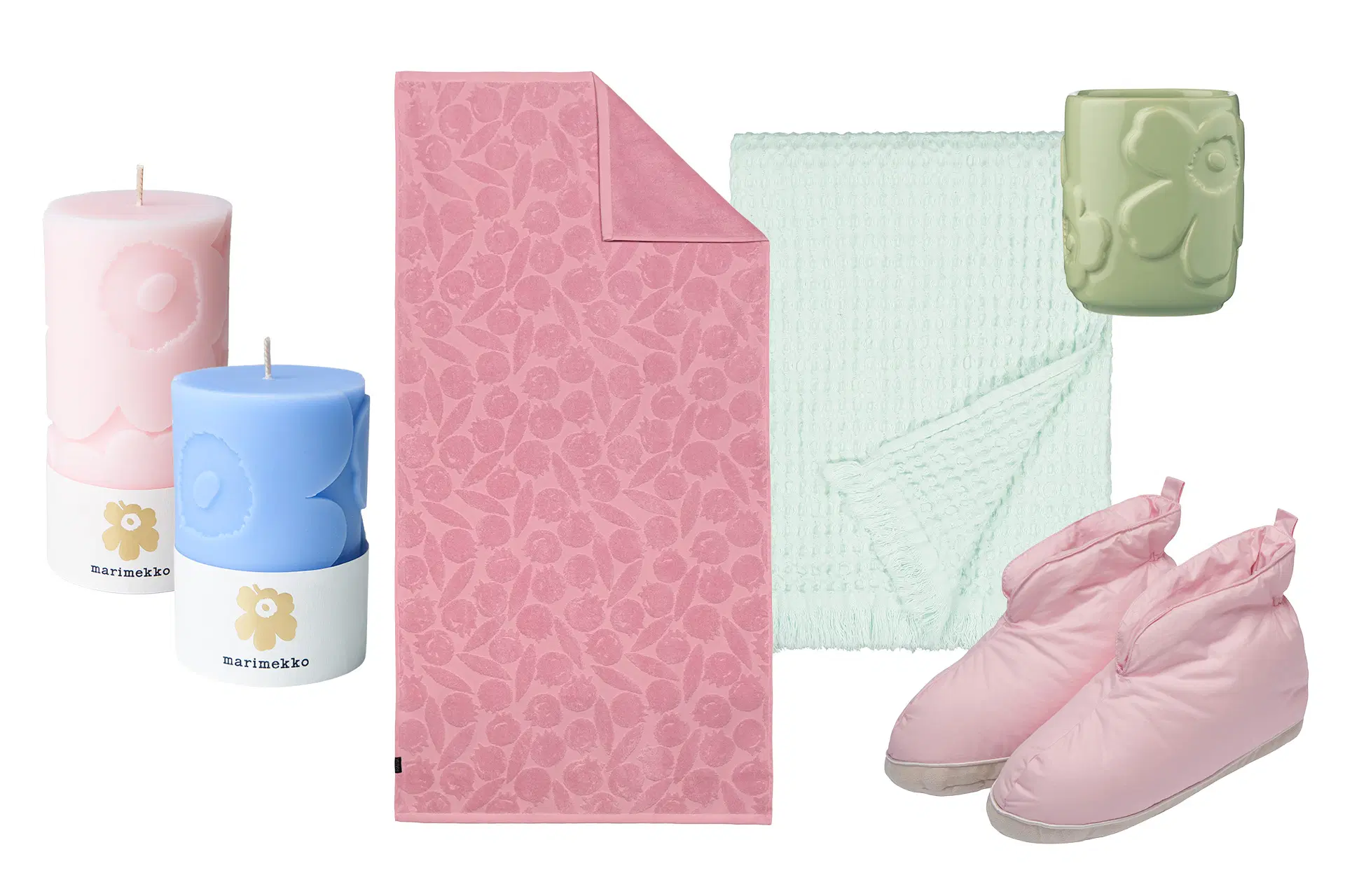 Pastellisävyisiä kynttilöitä, pyyhkeitä ja aamutossut