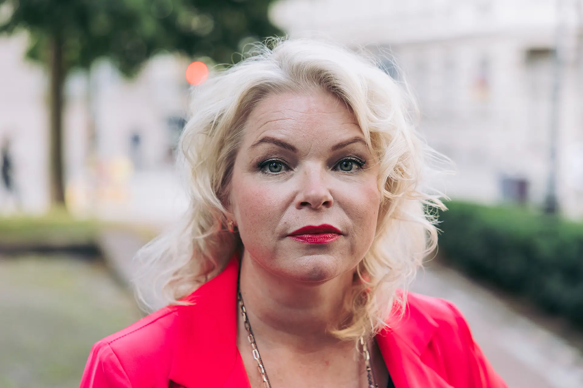 Anne Moilanen katsoo kameraan.