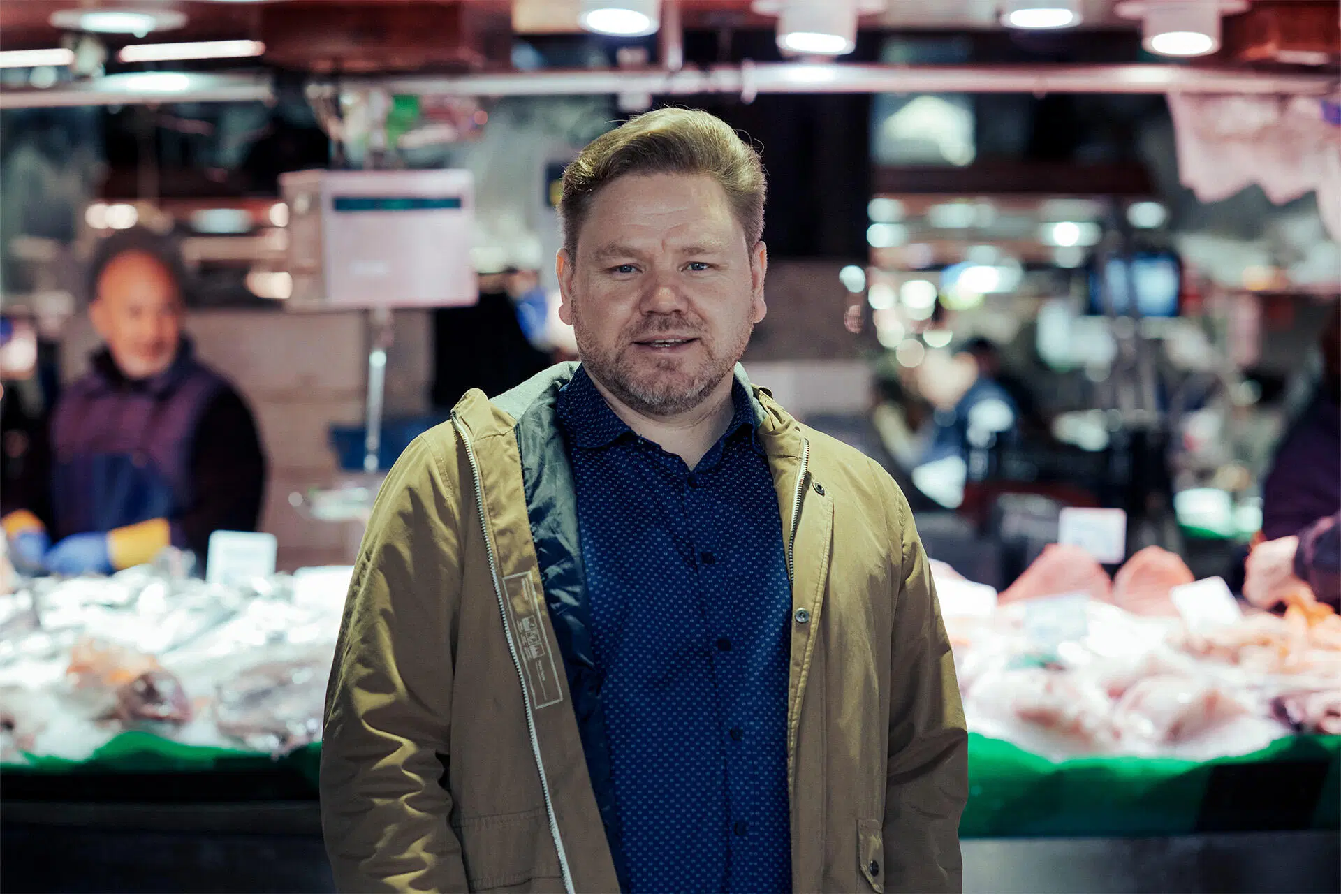 Jani Paasikoski seisoo kauppahallin kätävällä ja katsoo kameraan.