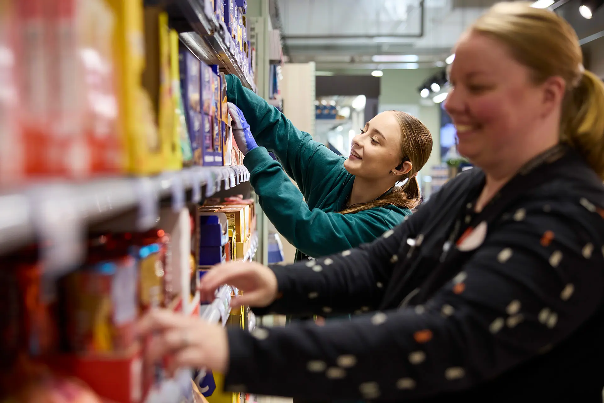 Jenna Laajamäki ja Jenni Helevirta järjeselevät kaupan hyllyjä